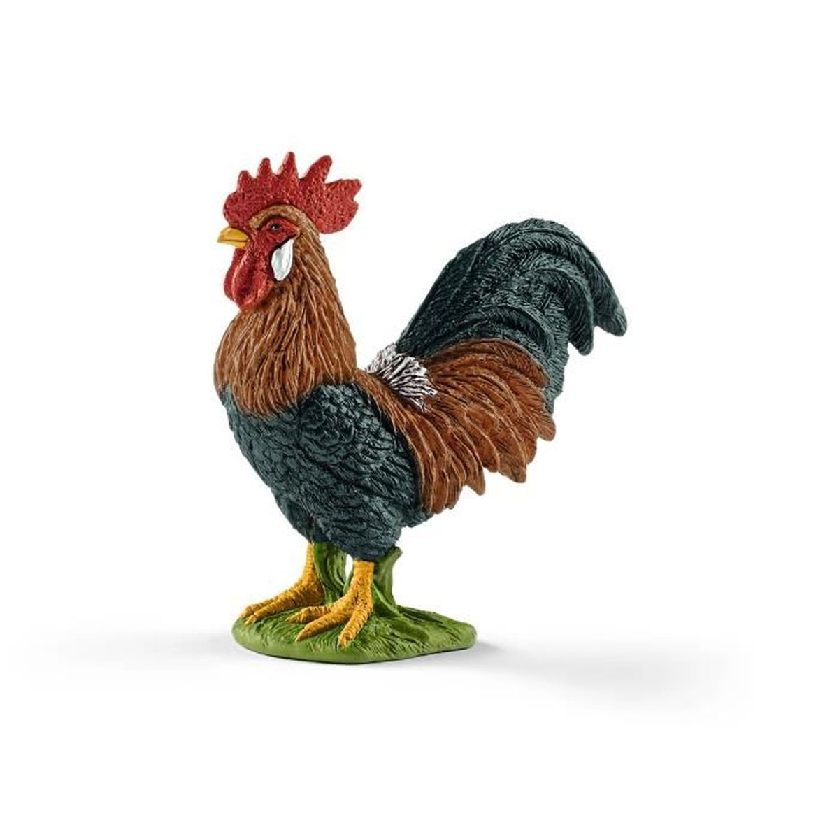 Eine bunte Hahnenfigur steht auf grünem Gras. Er hat einen roten Kamm, braune und schwarze Federn und gelbe Beine.