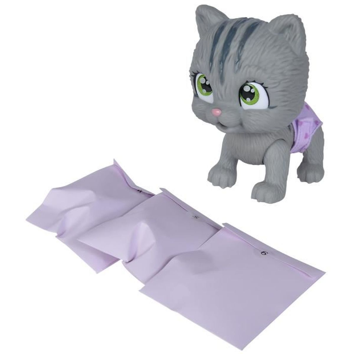 Un gatto giocattolo grigio con occhi verdi e una maglietta viola è vicino a tre buste viola piegate. Sfondo bianco.