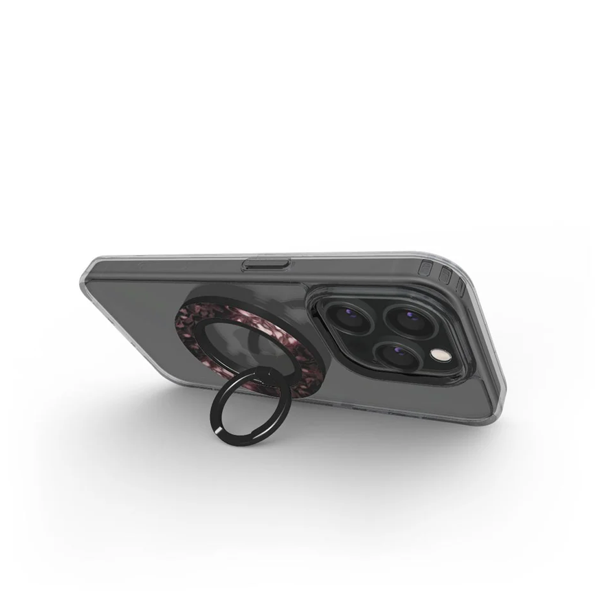 Una custodia trasparente per telefono con supporto ad anello è appoggiata. Il supporto ad anello ha un design marmorizzato. Il telefono ha tre fotocamere.