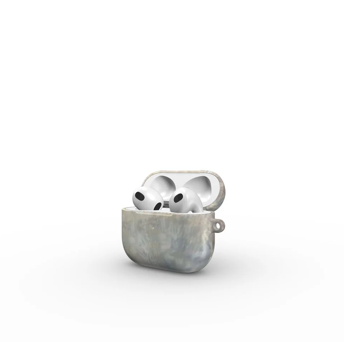 AirPods bianche all'interno di una custodia aperta e marmorizzata. La custodia è su sfondo bianco.