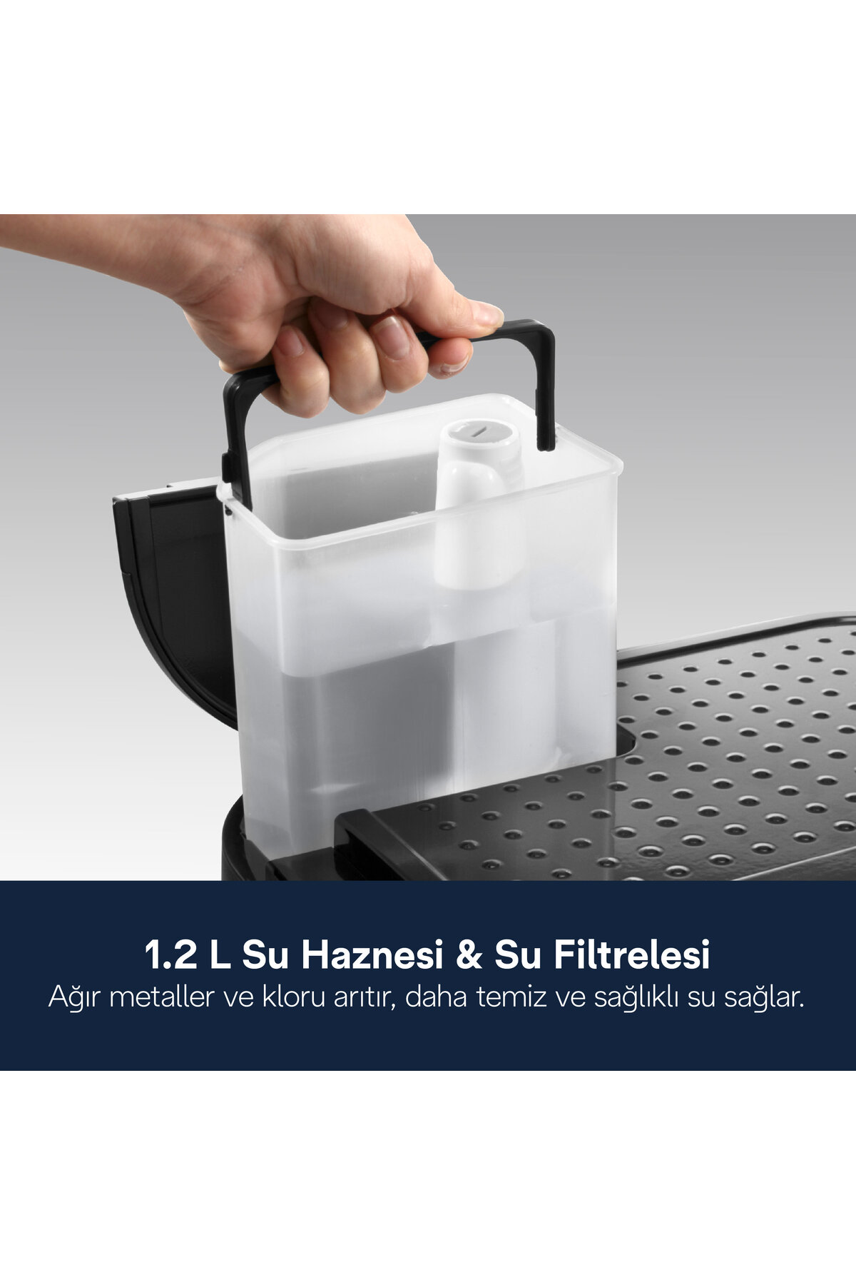 Ręka trzyma przezroczysty zbiornik na wodę z czarnym uchwytem. Znajduje się na czarnej powierzchni, z tekstem na dole.