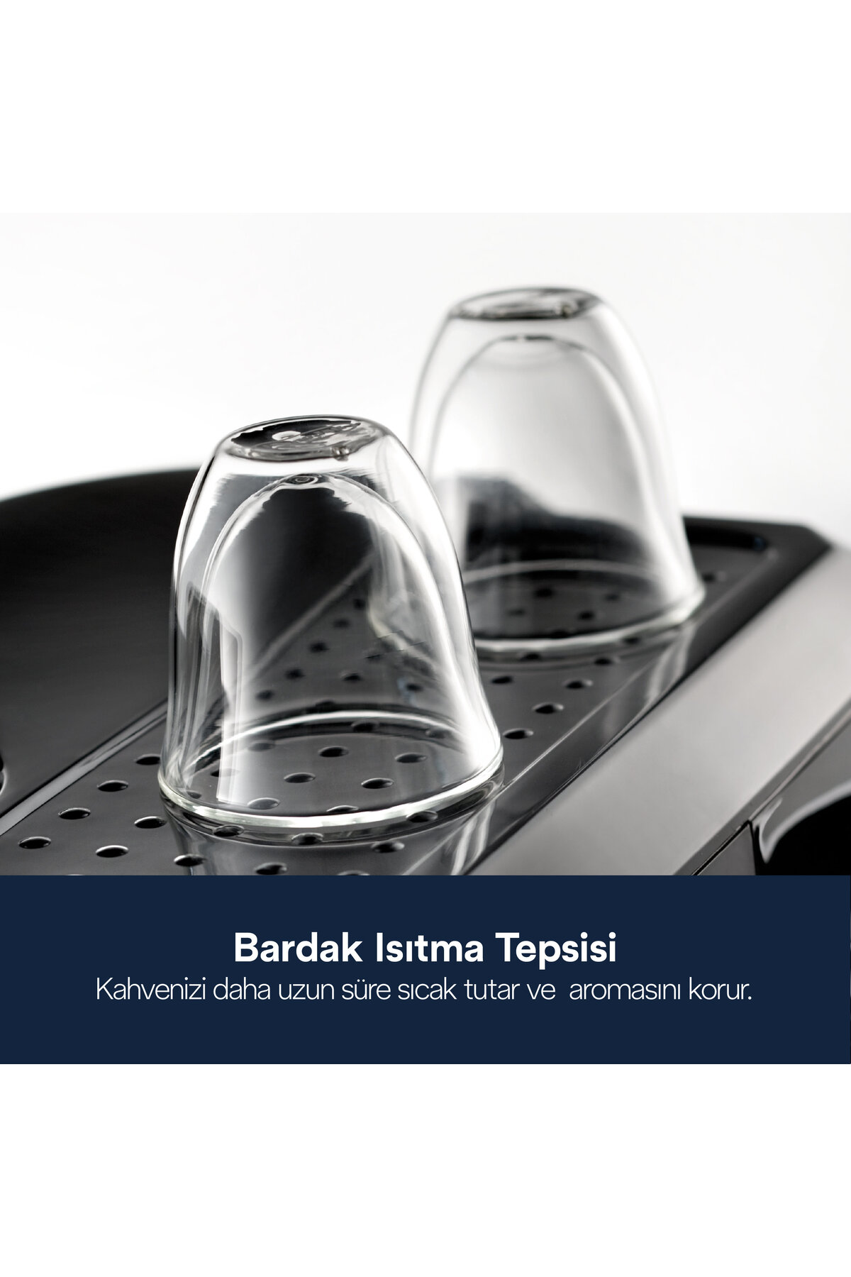 Dwa odwrócone szklane kubki na czarnej powierzchni, prawdopodobnie ekspres do kawy. Białe tło. Tekst na dole.