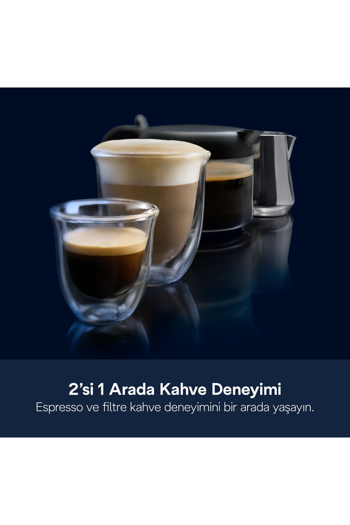 Napoje kawowe w szklankach: espresso, latte, czarna kawa i srebrna śmietanka na ciemnoniebieskim tle.