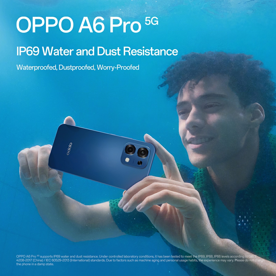Un homme sous l'eau tient un téléphone Oppo bleu. Le téléphone est au centre, avec du texte indiquant la résistance à l'eau et à la poussière.