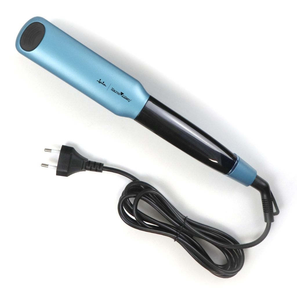 Una plancha de pelo azul y negro con cable y enchufe negros, sobre un fondo blanco.