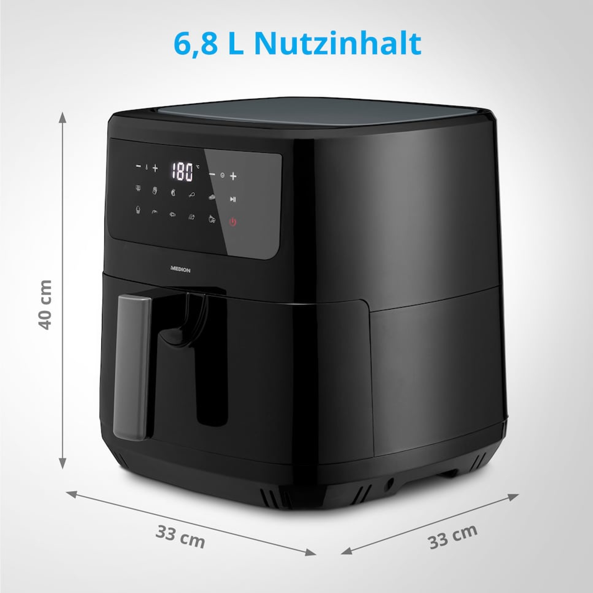 Czarna frytkownica powietrzna z cyfrowym wyświetlaczem pokazującym 180 stopni. Ma uchwyt i wymiary 33x33x40cm, pojemność 6,8L.