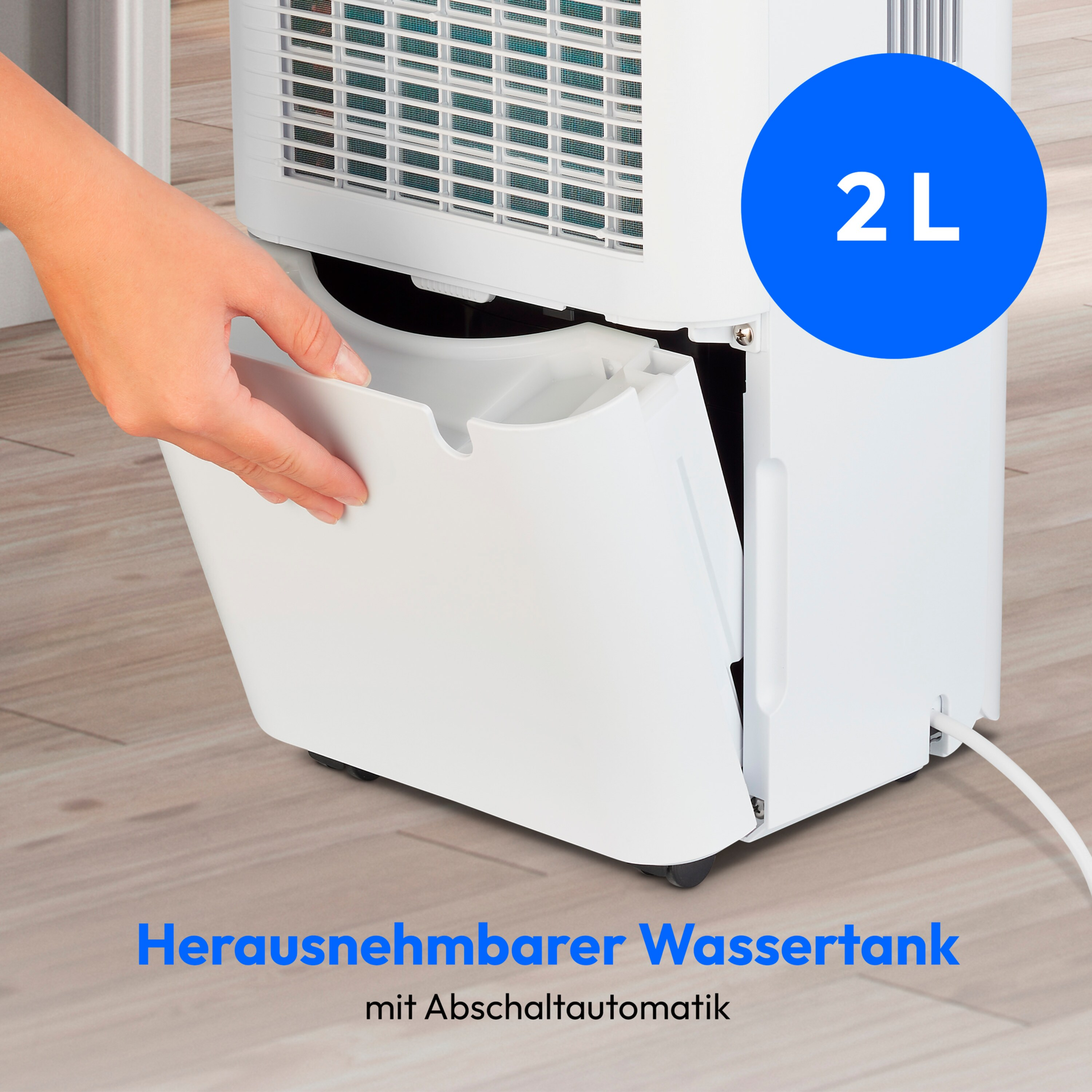 Ein weißer Luftentfeuchter mit blauem 2L-Kreis. Eine Hand öffnet den Wassertank. Text: Herausnehmbarer Wassertank mit Abschaltautomatik.