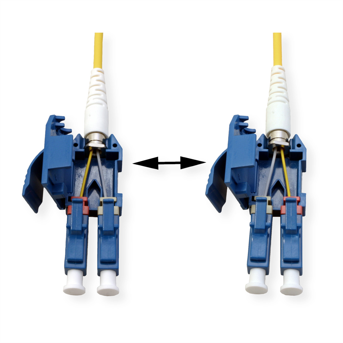 Deux connecteurs de fibre optique bleus avec câbles jaunes, reliés par des flèches, sur fond blanc. Les connecteurs se font face.