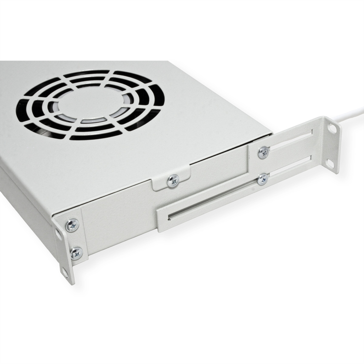 Un componente per computer bianco con ventola, telaio in metallo, viti e cavo. La ventola ha elementi circolari neri. Lo sfondo è bianco.