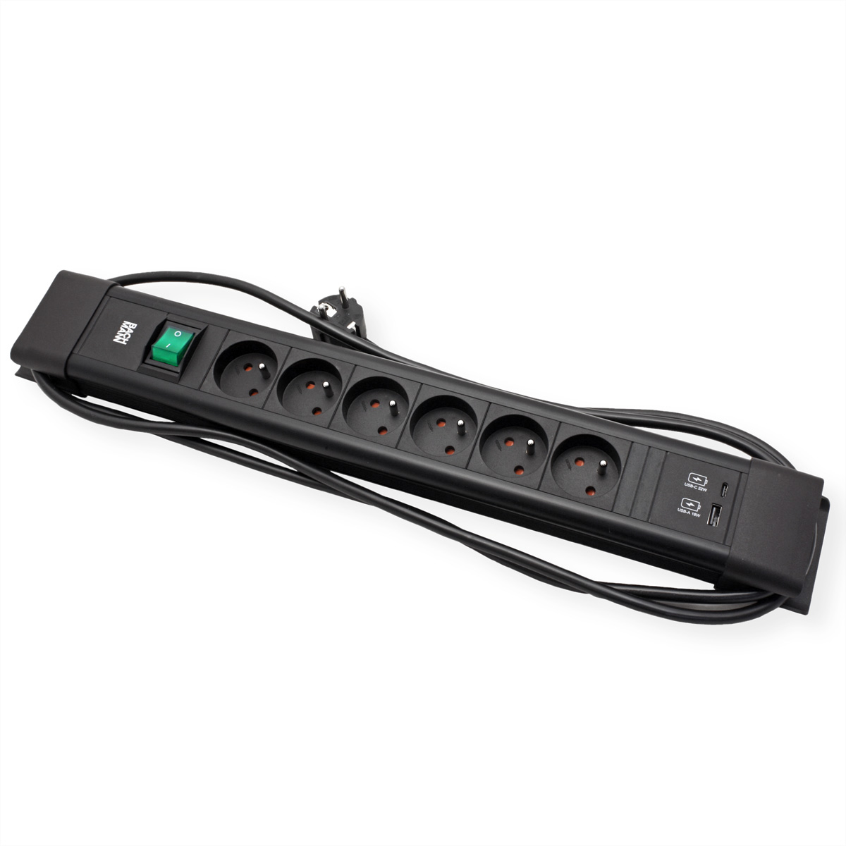 Een zwarte stekkerdoos met zes stopcontacten, een groene aan/uit-schakelaar en USB-poorten. Op een witte achtergrond.