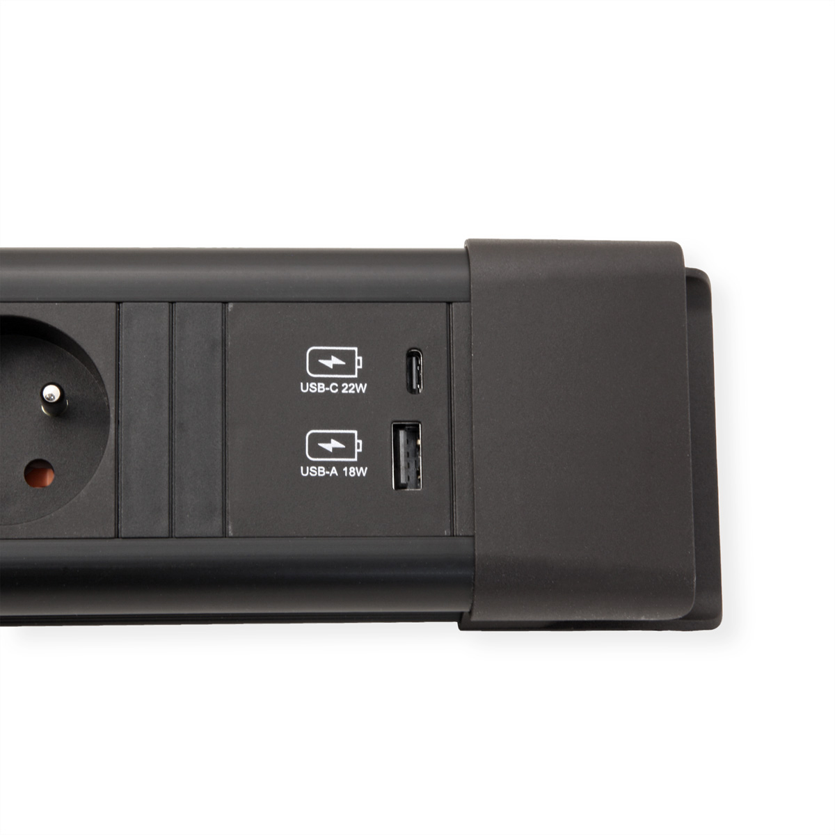 Zwarte stekkerdoos met stopcontact, USB-C- en USB-A-poorten. Labels geven het vermogen aan. Witte achtergrond.