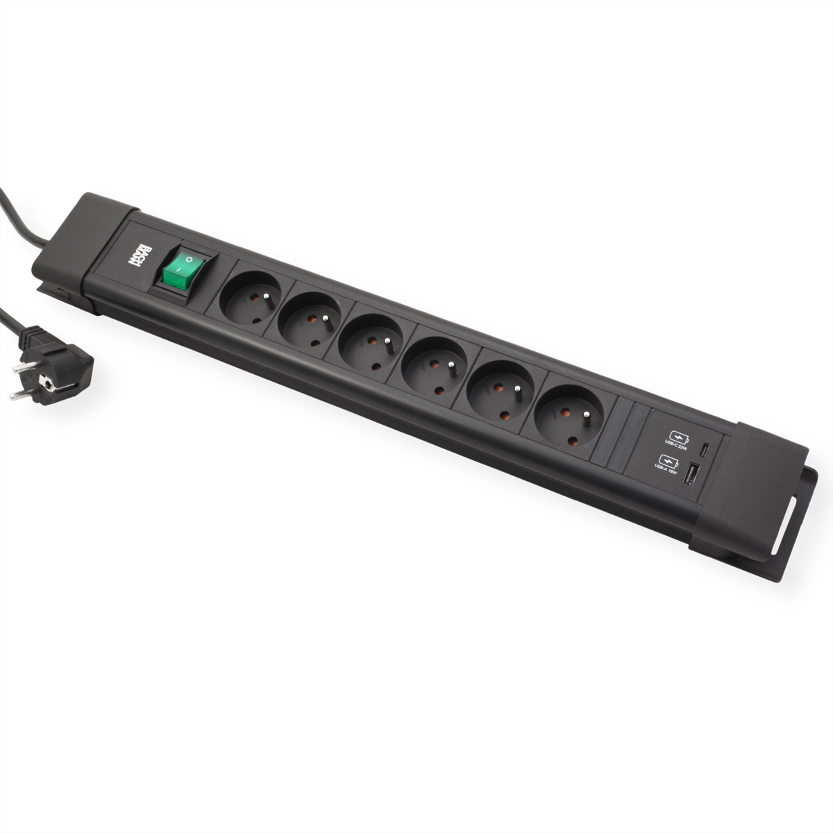 Een zwart stekkerblok met meerdere stopcontacten en een groene aan/uit-schakelaar. Een stekker links en USB-poorten rechts.