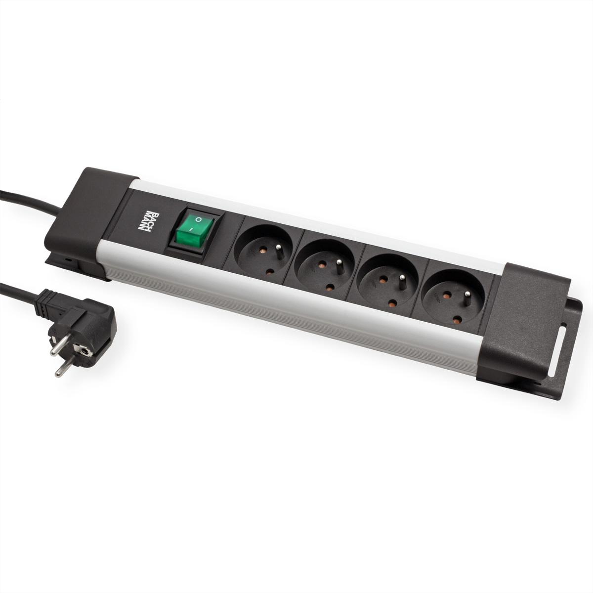 Ein silbernes und schwarzes Verlängerungskabel mit vier Steckdosen, einem grünen Schalter und einem schwarzen Stecker auf weißem Hintergrund.