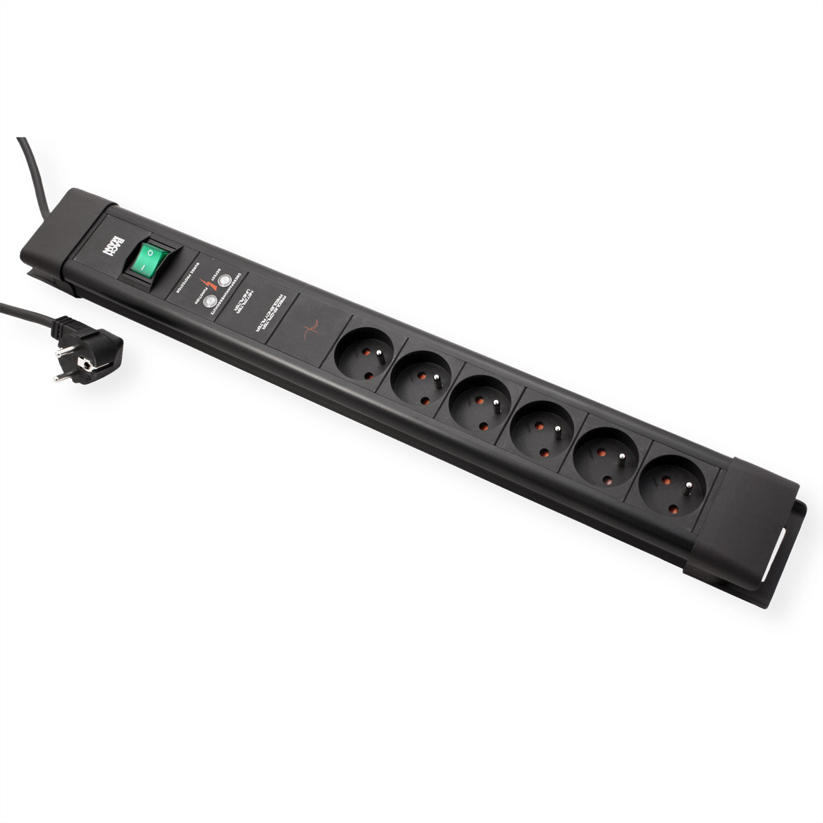 Schwarze Steckdosenleiste mit sechs Steckdosen, einem grünen Schalter und einem Stecker. Sie liegt auf einer weißen Oberfläche.
