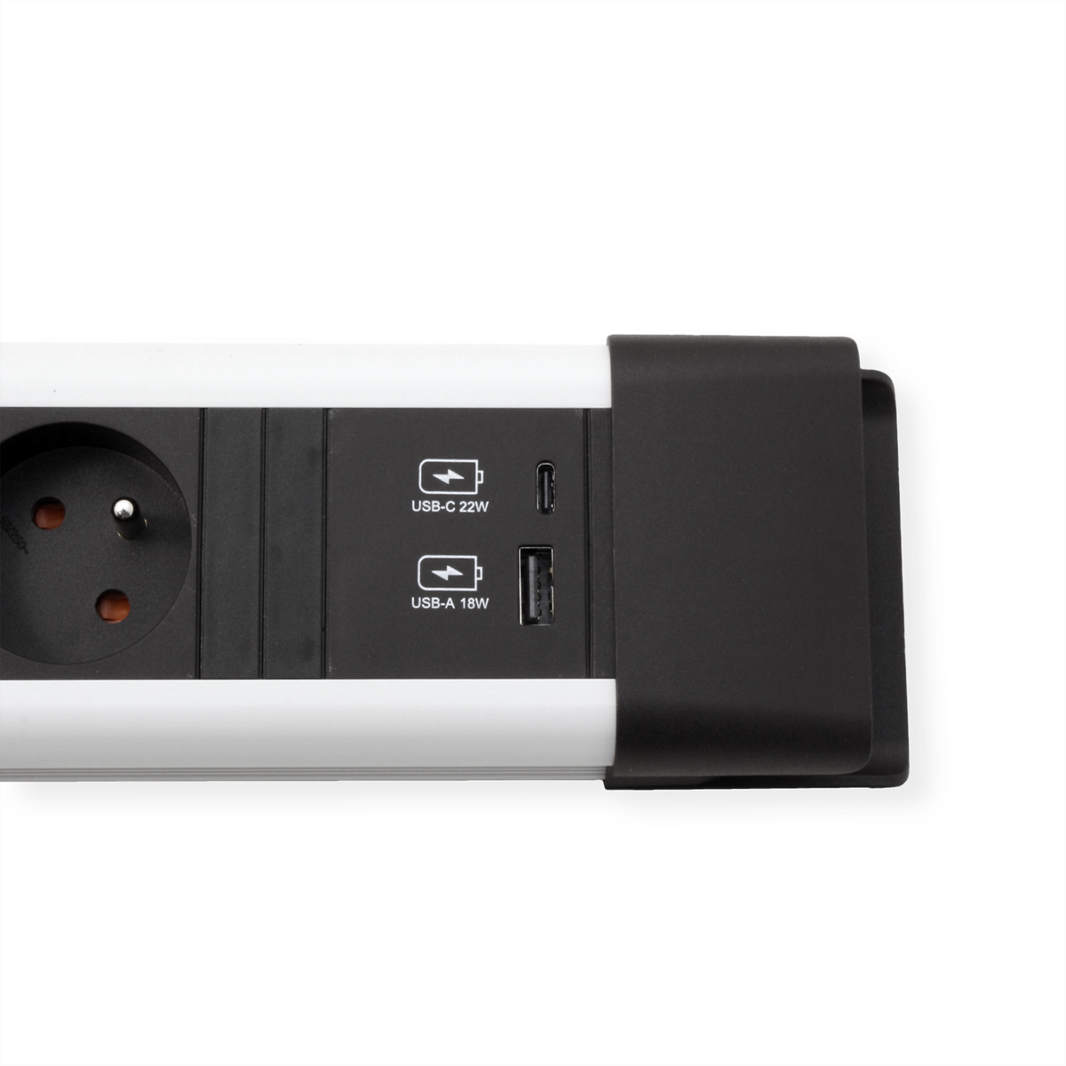 Una presa multipla nera e argento con presa, porte USB-C e USB-A. Ha una cornice bianca sopra e un'estremità nera.