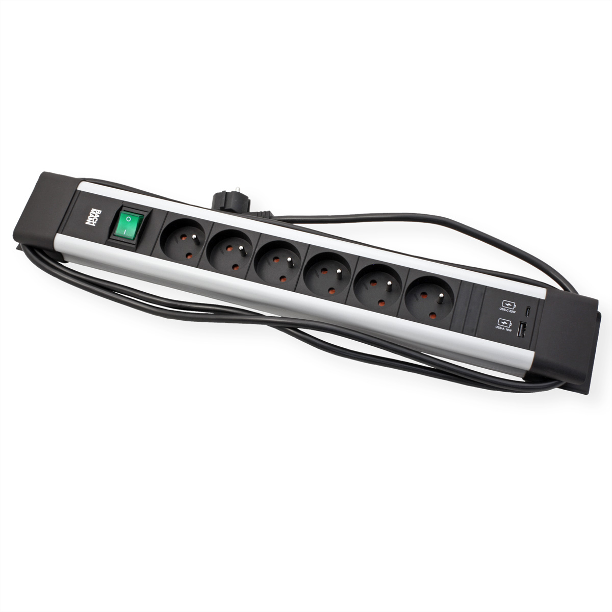 Una ciabatta nera e argento con prese multiple, un interruttore verde e porte USB. Cavi neri collegati.