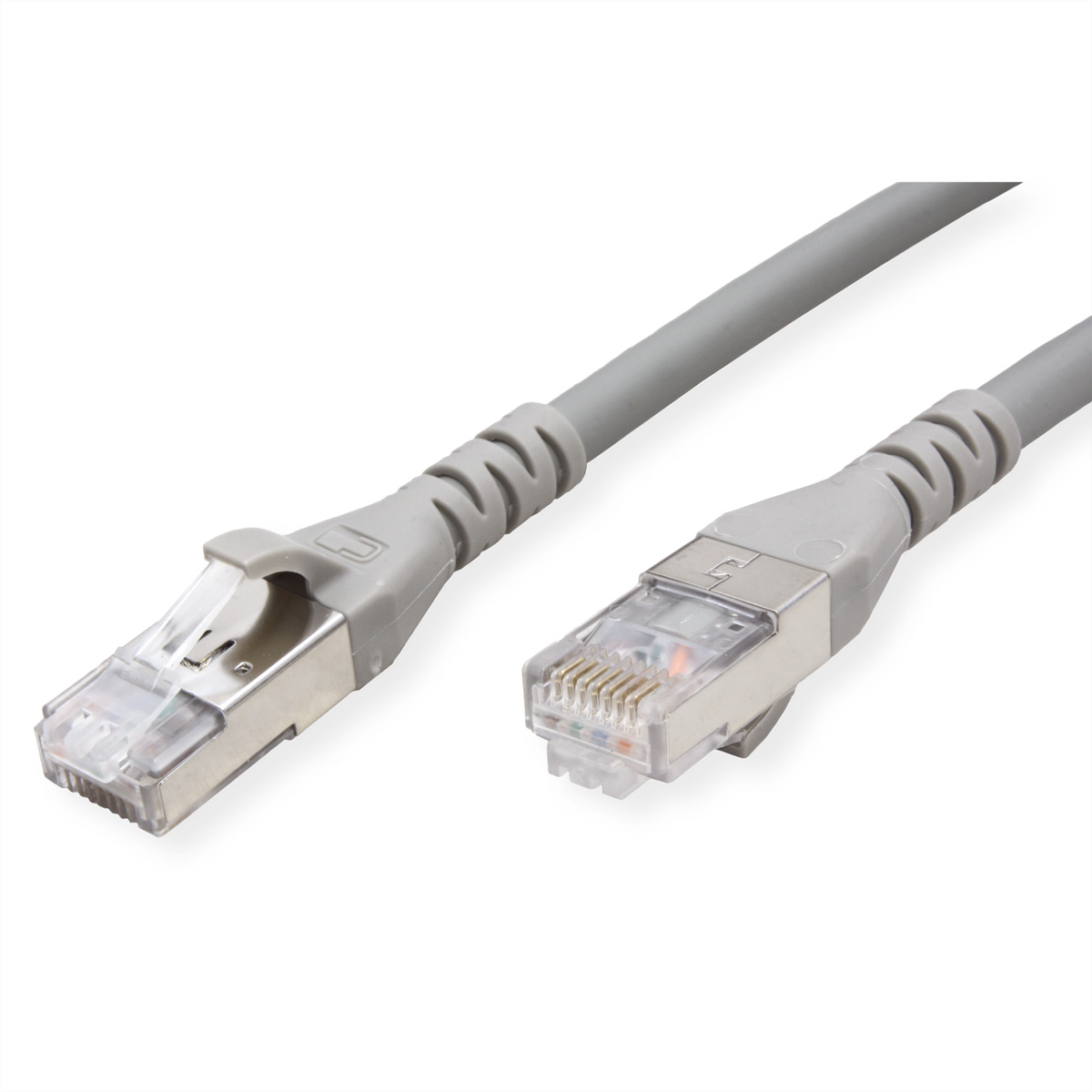 Un câble Ethernet gris avec deux connecteurs. Un connecteur est mis au point, montrant les broches et le mécanisme de verrouillage.