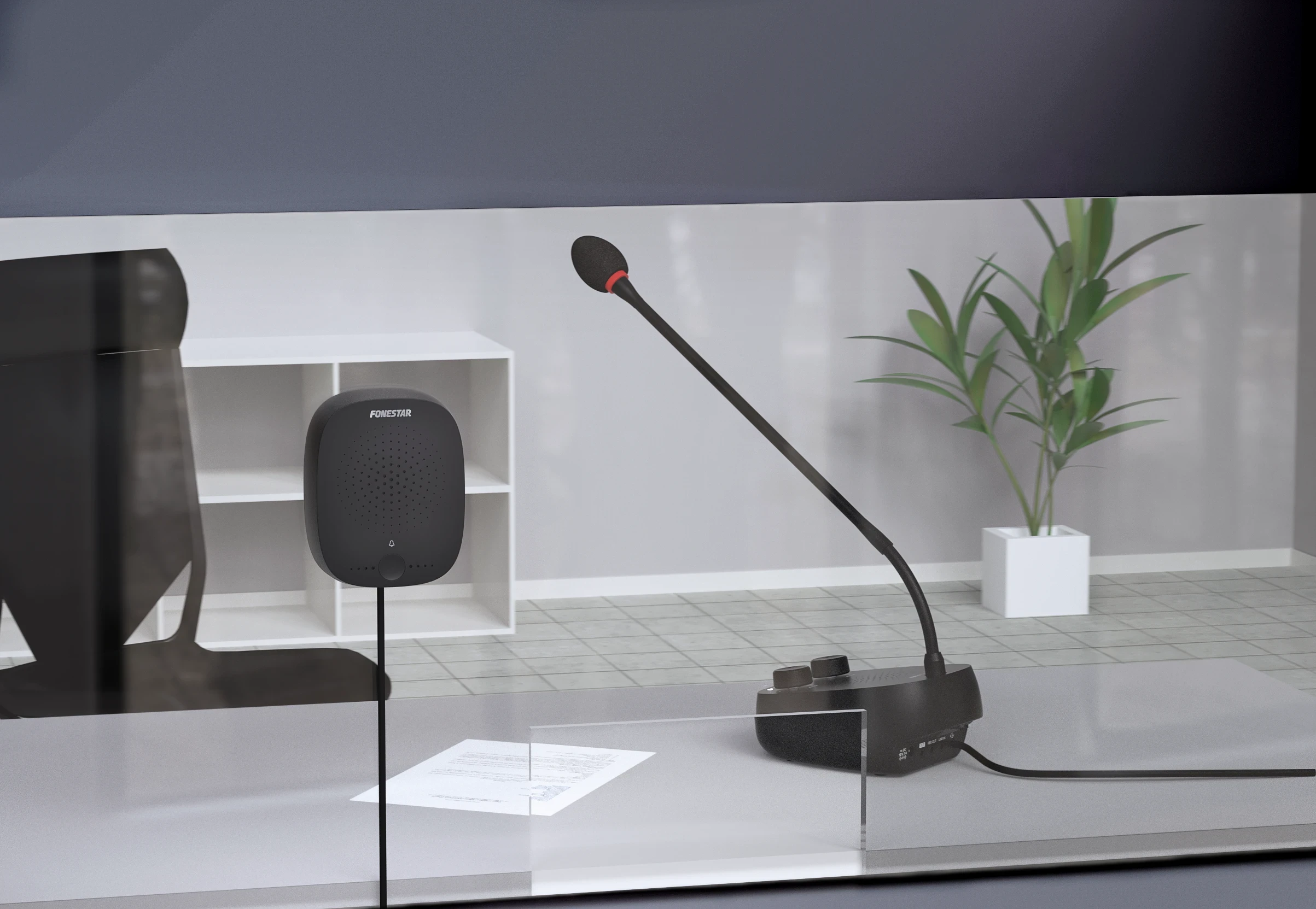 Un micrófono en un escritorio con un altavoz y una planta. El fondo tiene una estantería.