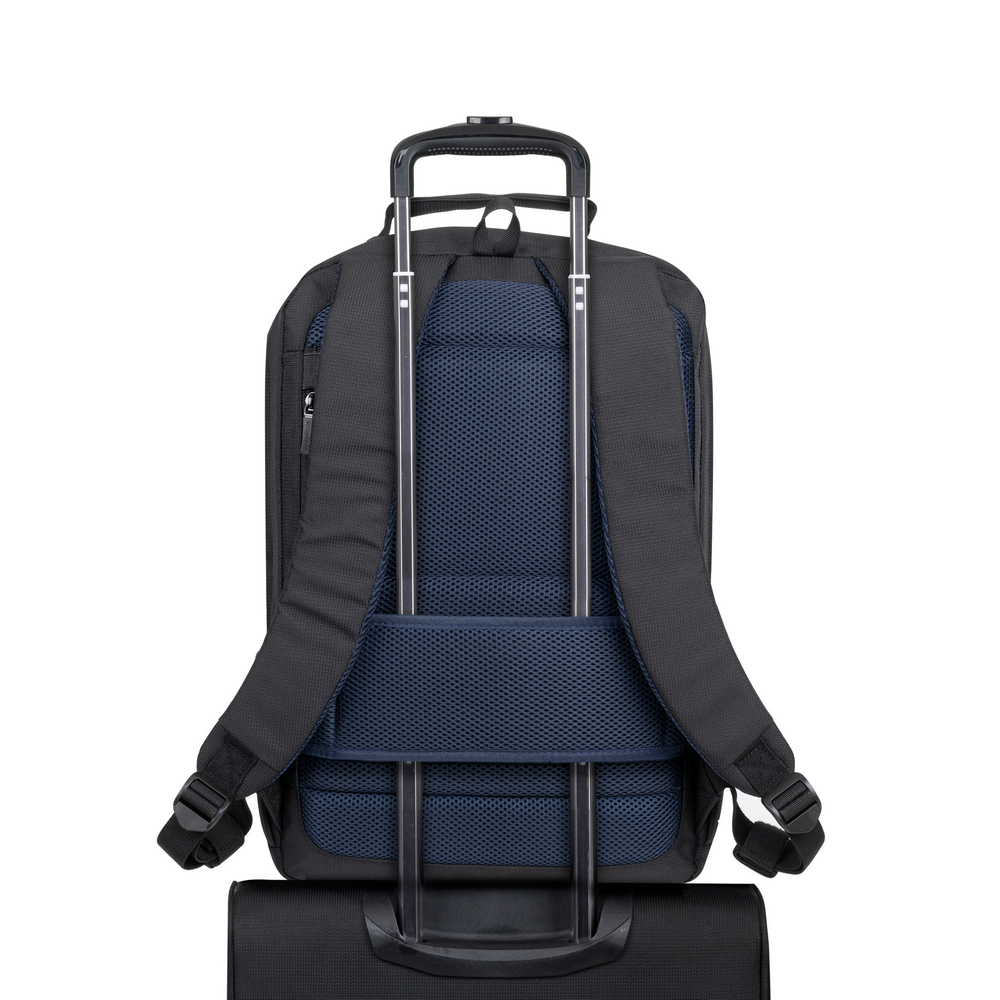 Een zwarte rugzak met een blauw mesh-rug is bevestigd aan een zwarte koffer. Een zilveren handvat steekt omhoog uit de koffer.
