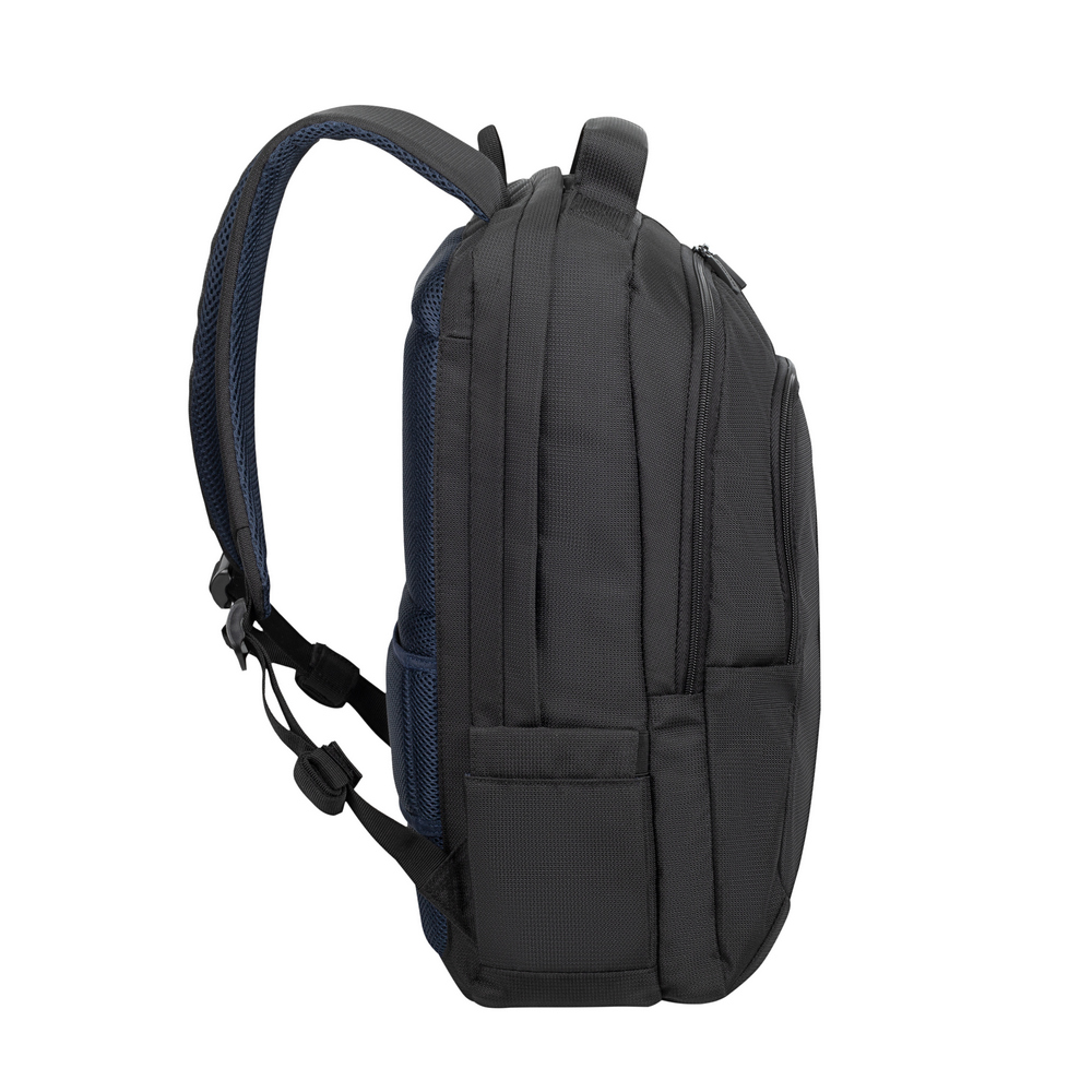 Ein schwarzer Rucksack mit blauem Mesh-Rücken und -Trägern. Er hat mehrere Fächer und Reißverschlüsse und ist auf weißem Hintergrund isoliert.