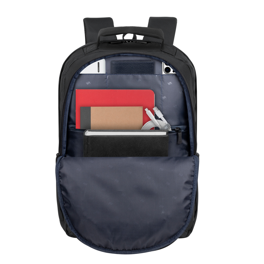 Mochila negra abierta, mostrando cuadernos, una cartera, un teléfono y cables. El fondo es blanco.