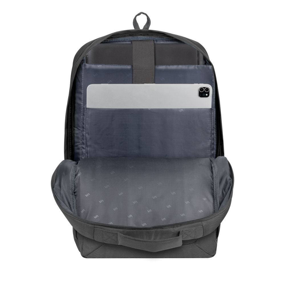 Zaino grigio aperto con laptop e tablet all'interno. Lo zaino è su sfondo bianco. L'interno mostra un laptop e un tablet.