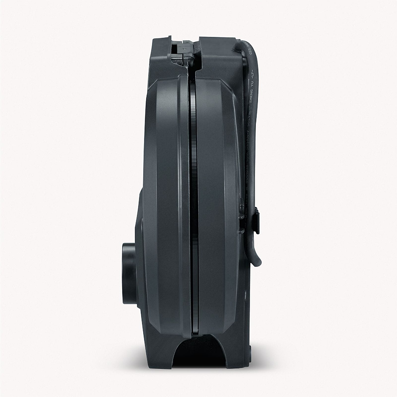 Ciemnoszara gofrownica stoi pionowo. Czarny przewód zasilający jest podłączony. Tło jest gładko białe.