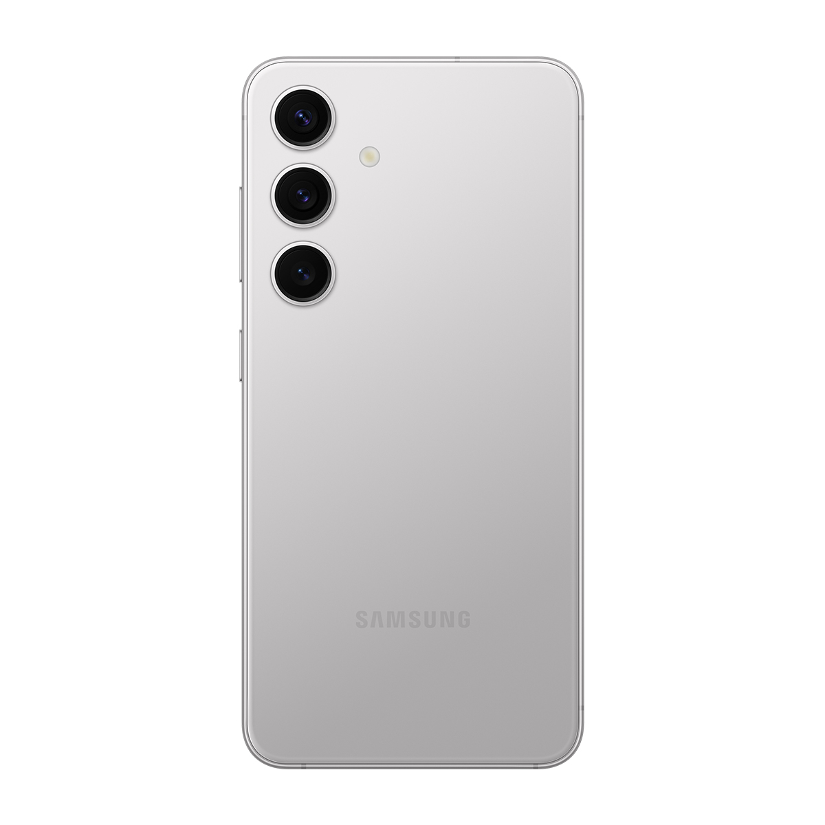 Üç kamera lensli gümüş bir akıllı telefonun arkası. Samsung logosu altta. Telefon beyaz bir arka plan üzerinde.