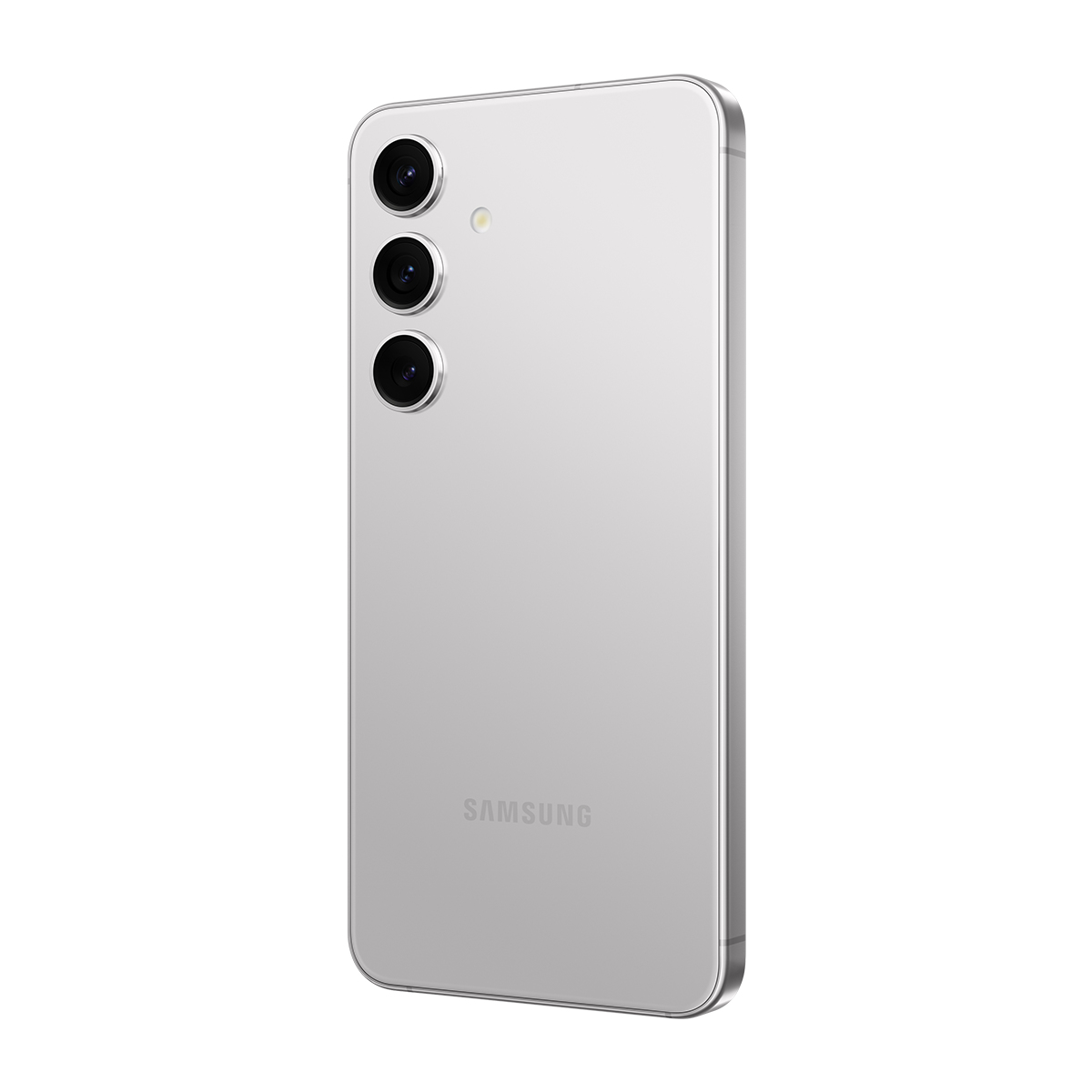 Üç kamerası ve flaşı olan gümüş renkli akıllı telefon. Samsung logosu görülebilir. Telefon beyaz bir arka plan üzerinde.