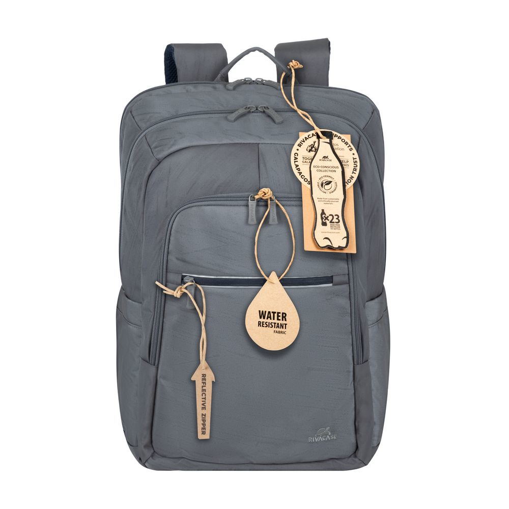 Ein grauer Rucksack mit Etiketten, darunter eines mit der Aufschrift 'wasserabweisendes Gewebe'. Es gibt einen reflektierenden Reißverschluss.