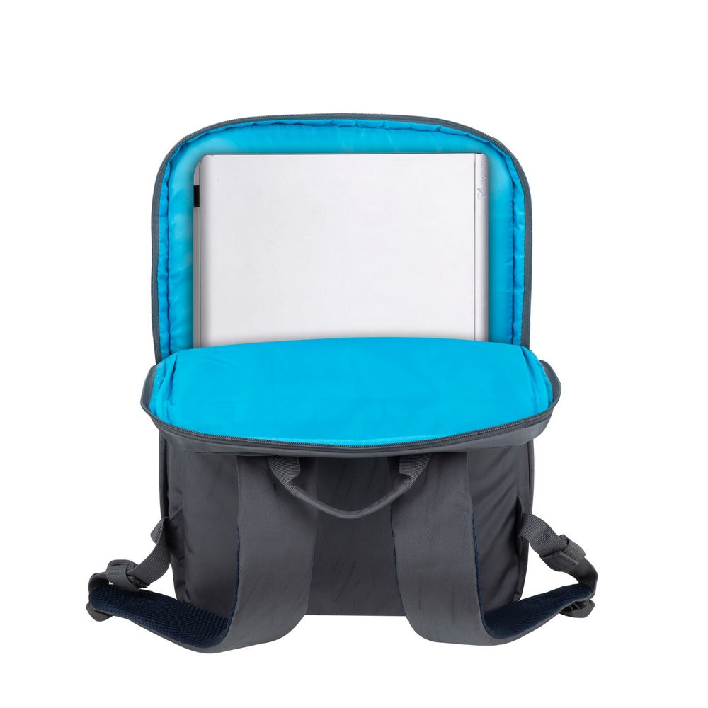 Ein offener grauer Rucksack mit blauem Innenraum. Ein weißer Laptop befindet sich im Rucksack. Die Träger sind dunkelblau.