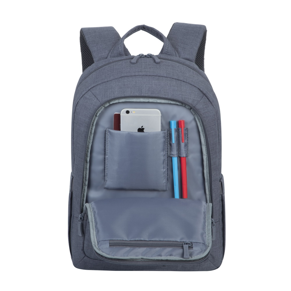 Zaino grigio con tasca frontale aperta. All'interno un telefono, passaporto, penna blu e rossa. Lo sfondo è bianco.