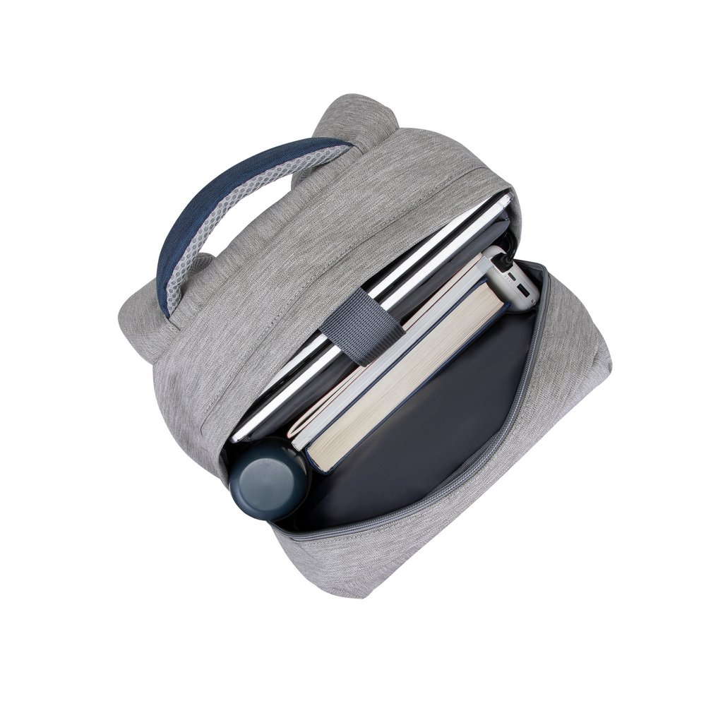 Offener grauer Rucksack mit Büchern, Laptop und einer Wasserflasche. Der Griff ist blau. Isoliert auf weißem Hintergrund.