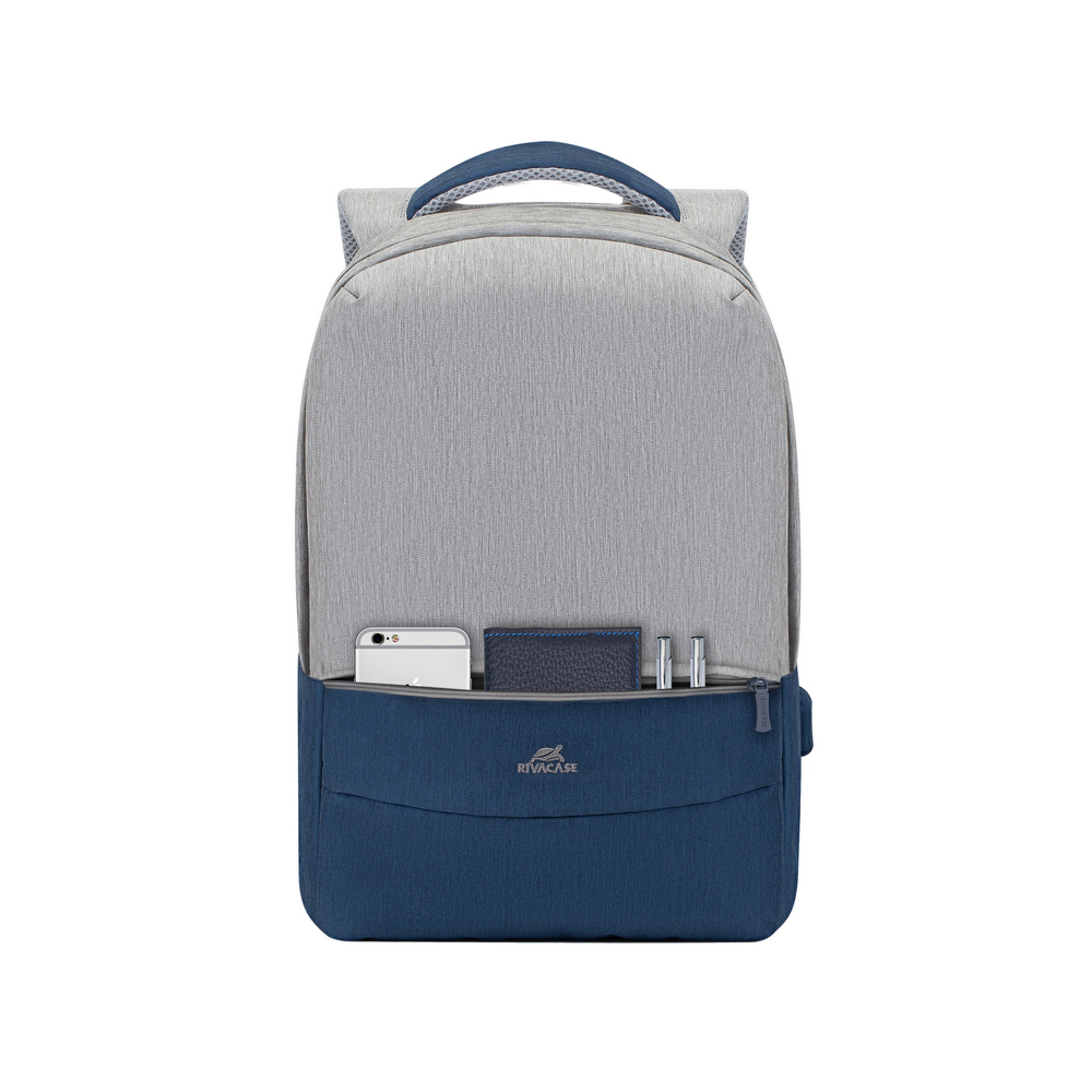 Uno zaino grigio e blu navy con una tasca frontale contenente telefono, portafoglio e penne. Il manico è blu navy.