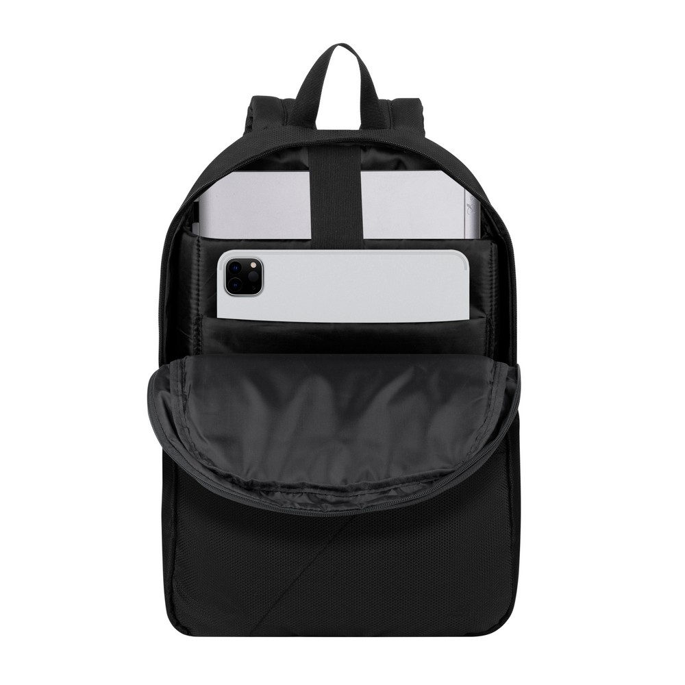 Zaino nero aperto, rivela un laptop e un tablet. Il fondo della borsa è vuoto. Sfondo bianco.