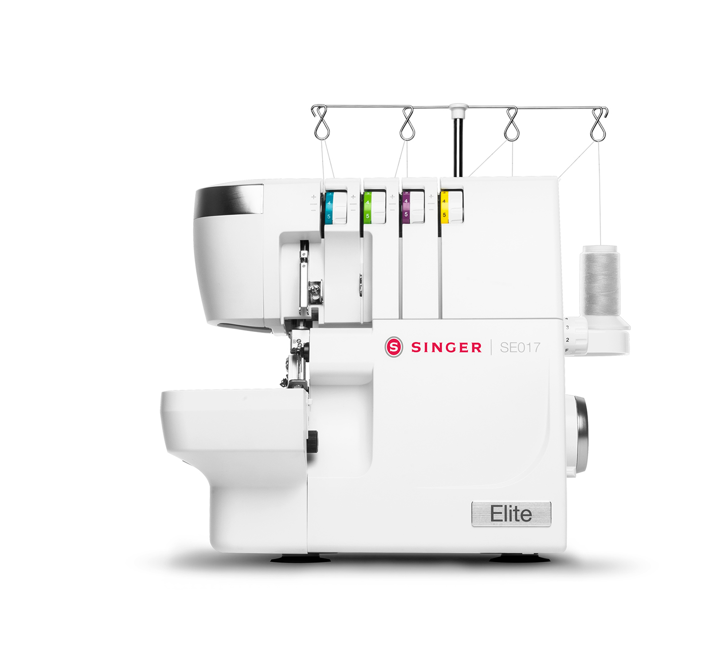 Weiße Singer SE017 Elite Overlockmaschine mit Garnrollen und farbcodierten Fadenführungen. Die Maschine steht vor weißem Hintergrund.