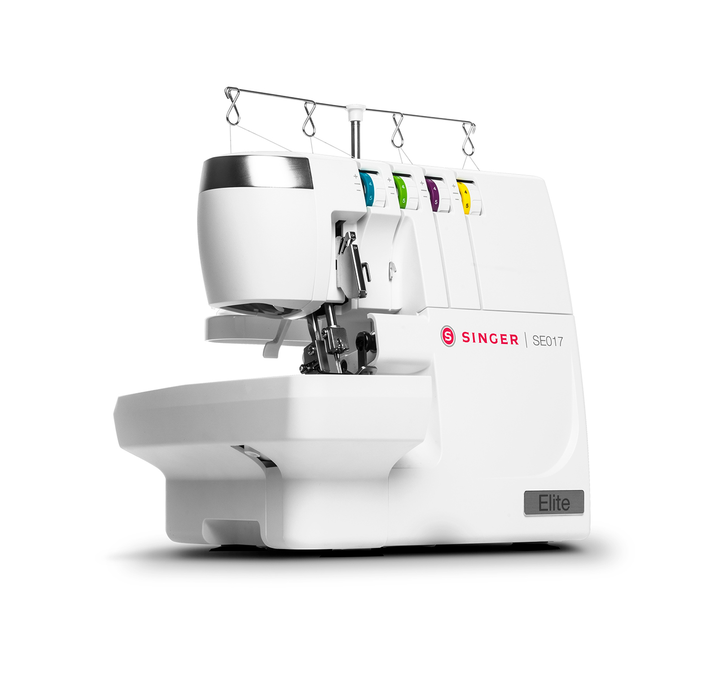Eine weiße Singer SE017 Elite Overlockmaschine. Sie hat mehrere farbige Fadenführungen und einen silbernen Metallfadenhalter oben.