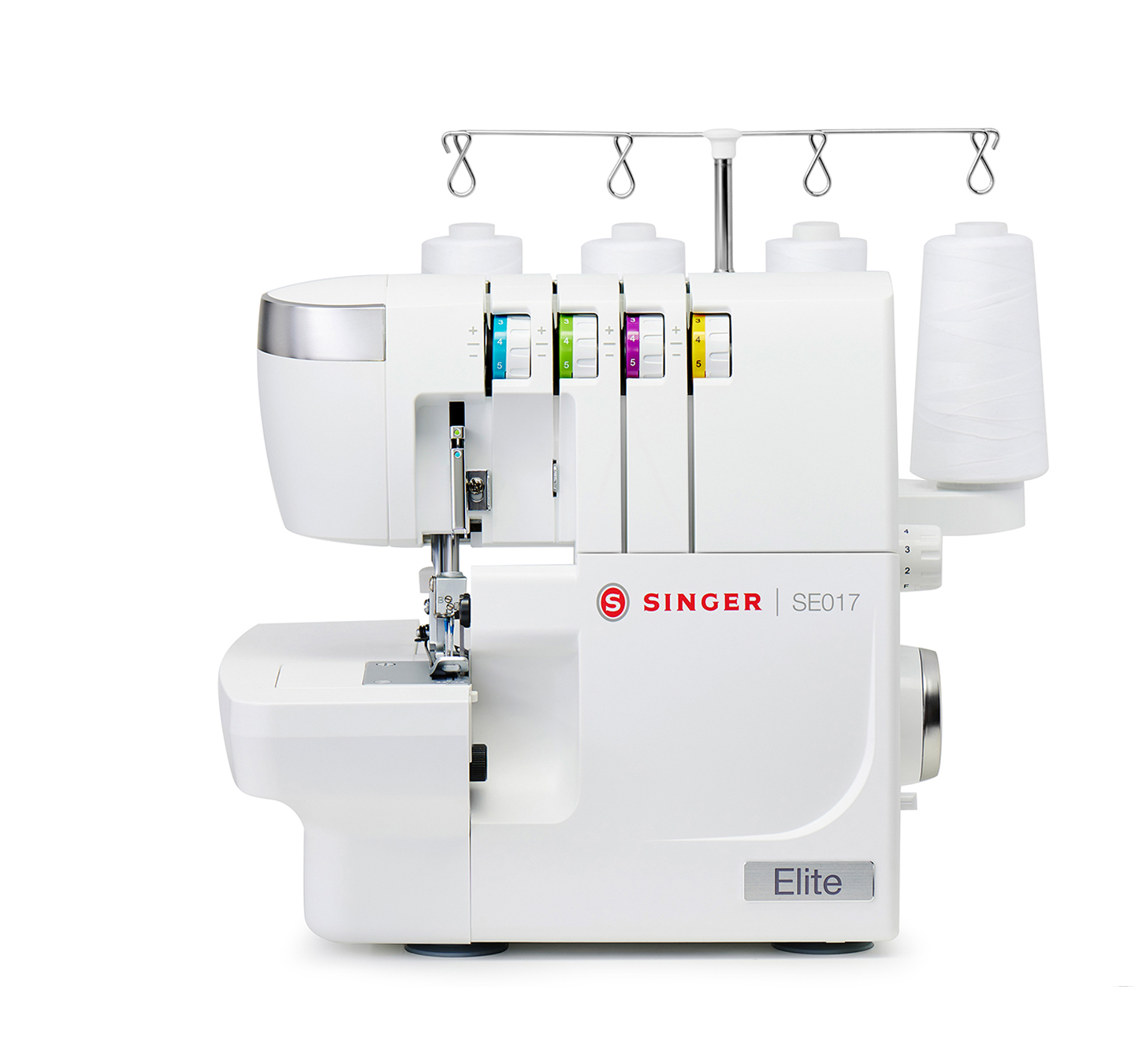 Eine weiße Singer SE017 Elite Overlockmaschine. Sie hat mehrere Fadenführungen, Zifferblätter und einen Spulenhalter auf weißem Hintergrund.