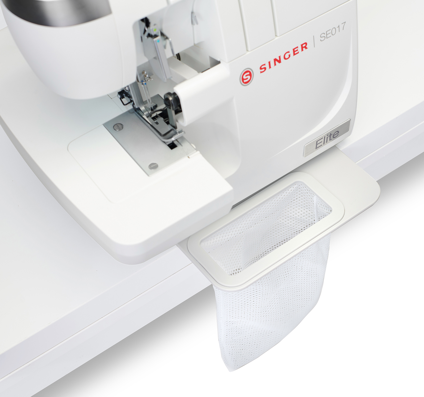 Eine weiße Singer SE017 Elite Overlockmaschine. Ein Netz-Abfallbeutel ist befestigt. Die Maschine steht auf einem weißen Tisch.