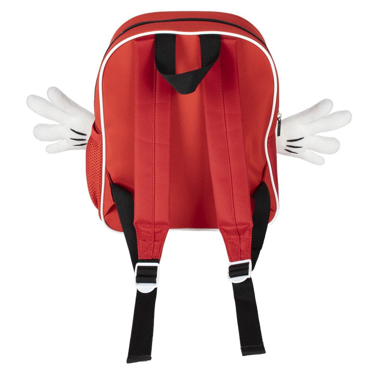 Mochila roja con ribete blanco. Cuenta con guantes blancos de Mickey Mouse a cada lado. Correas negras y un pequeño bolsillo lateral son visibles.