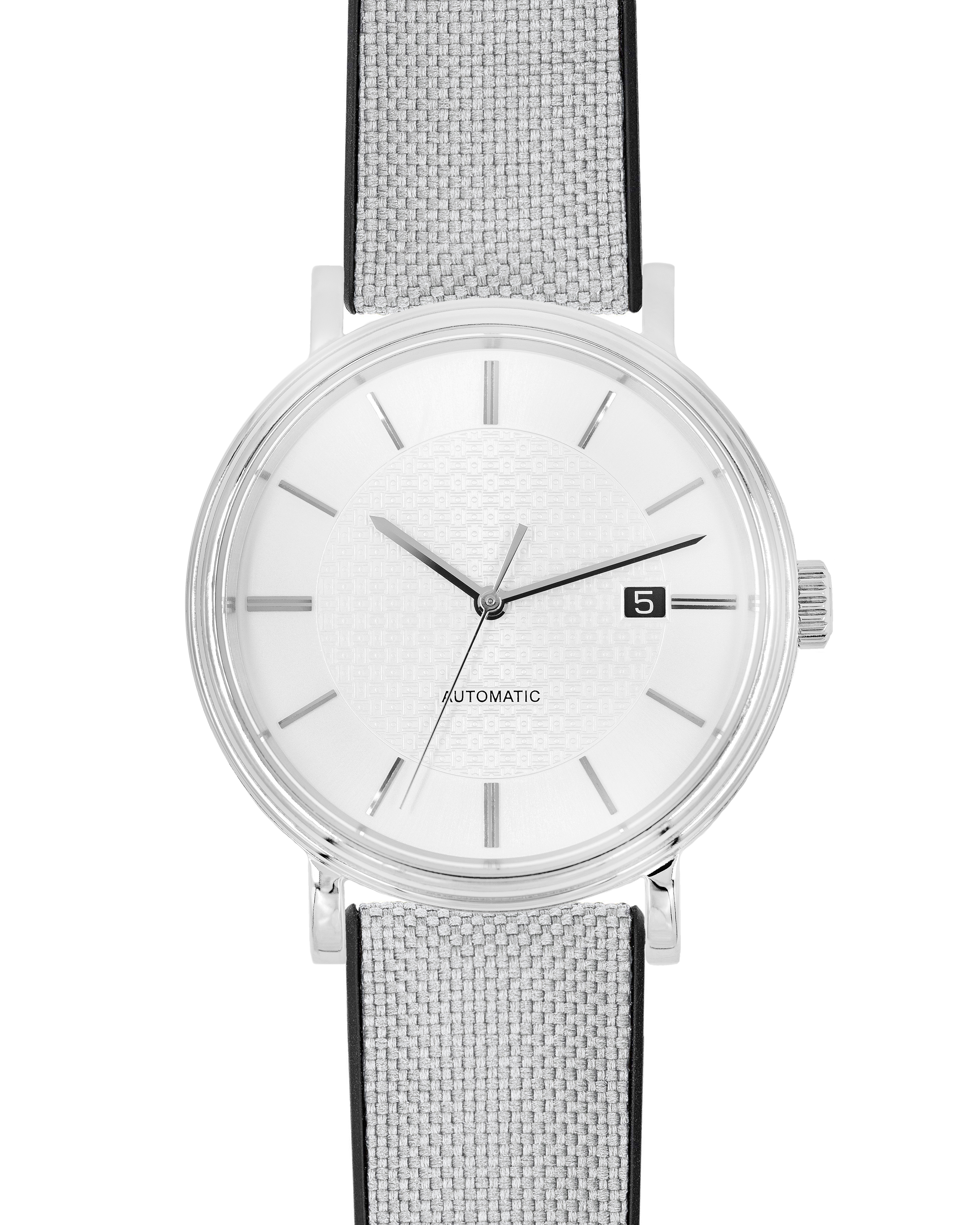 Eine silberne Armbanduhr mit weißem Zifferblatt, schwarzen Zeigern und Datumsfenster. Das Armband ist grau.