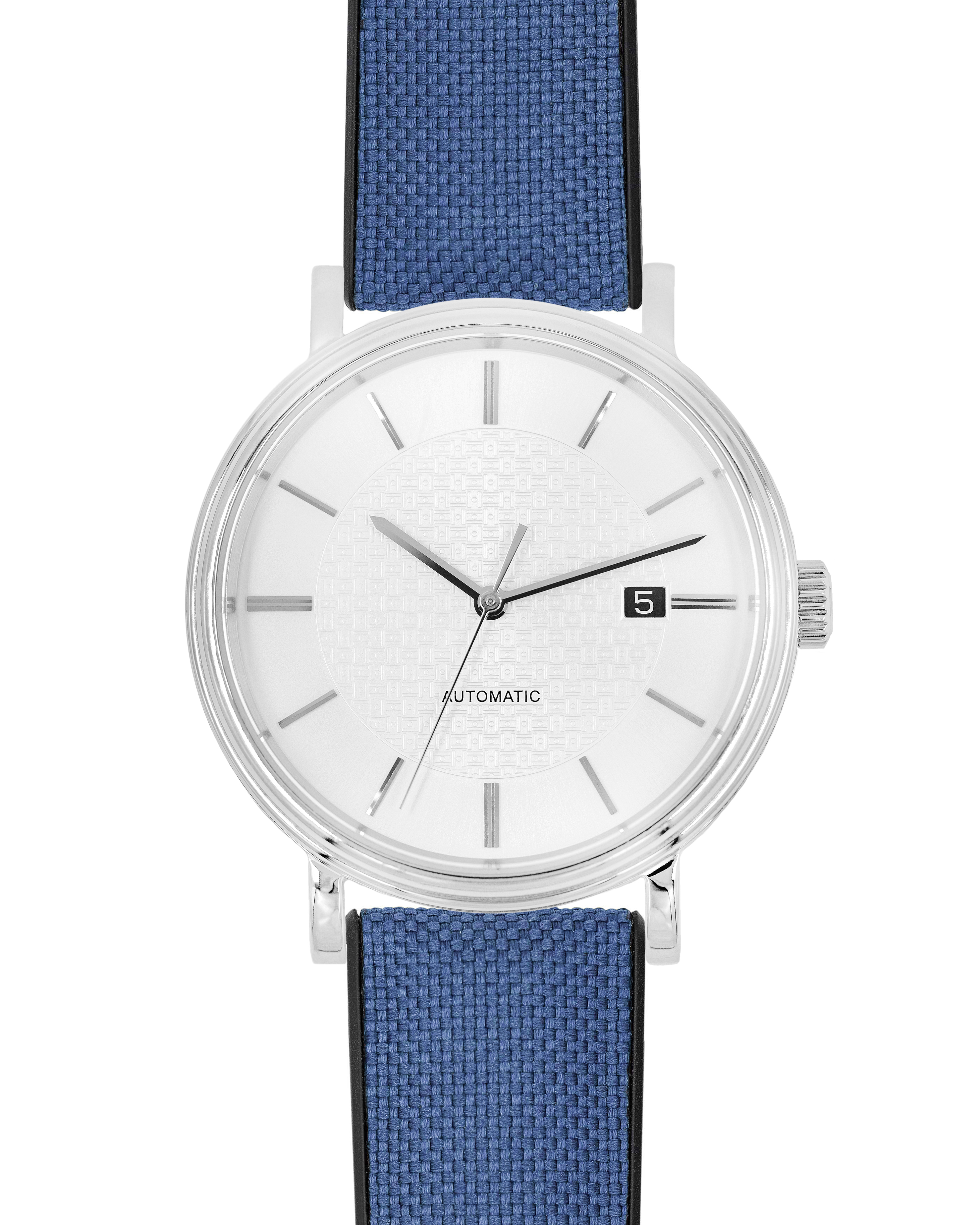 Eine silberne Armbanduhr mit weißem Zifferblatt, blauem Stoffband und Datumsfenster.