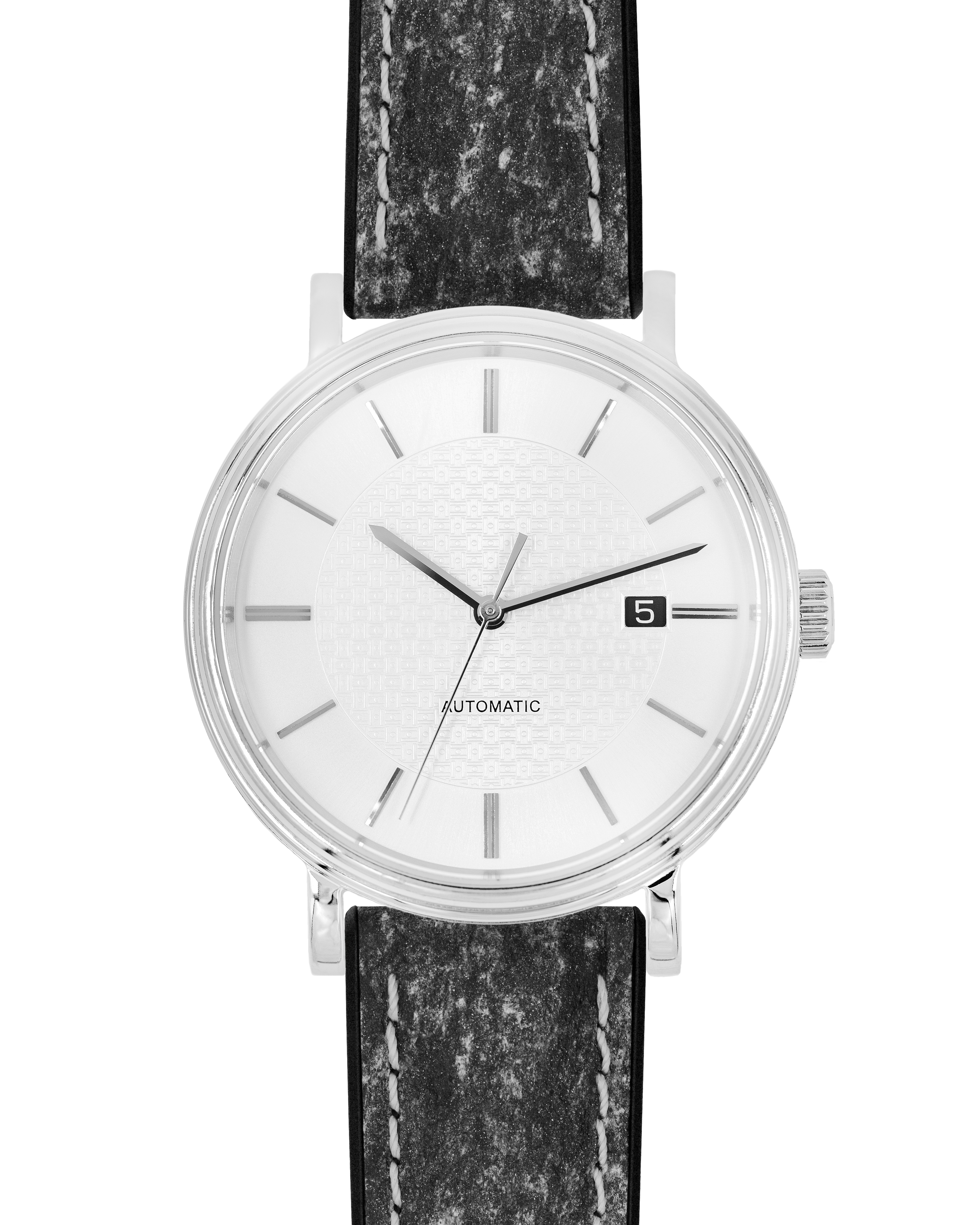 Eine silberne Armbanduhr mit weißem Zifferblatt, schwarzen Zeigern und einem schwarzen Lederarmband. Das Datum ist auf den 5. eingestellt.
