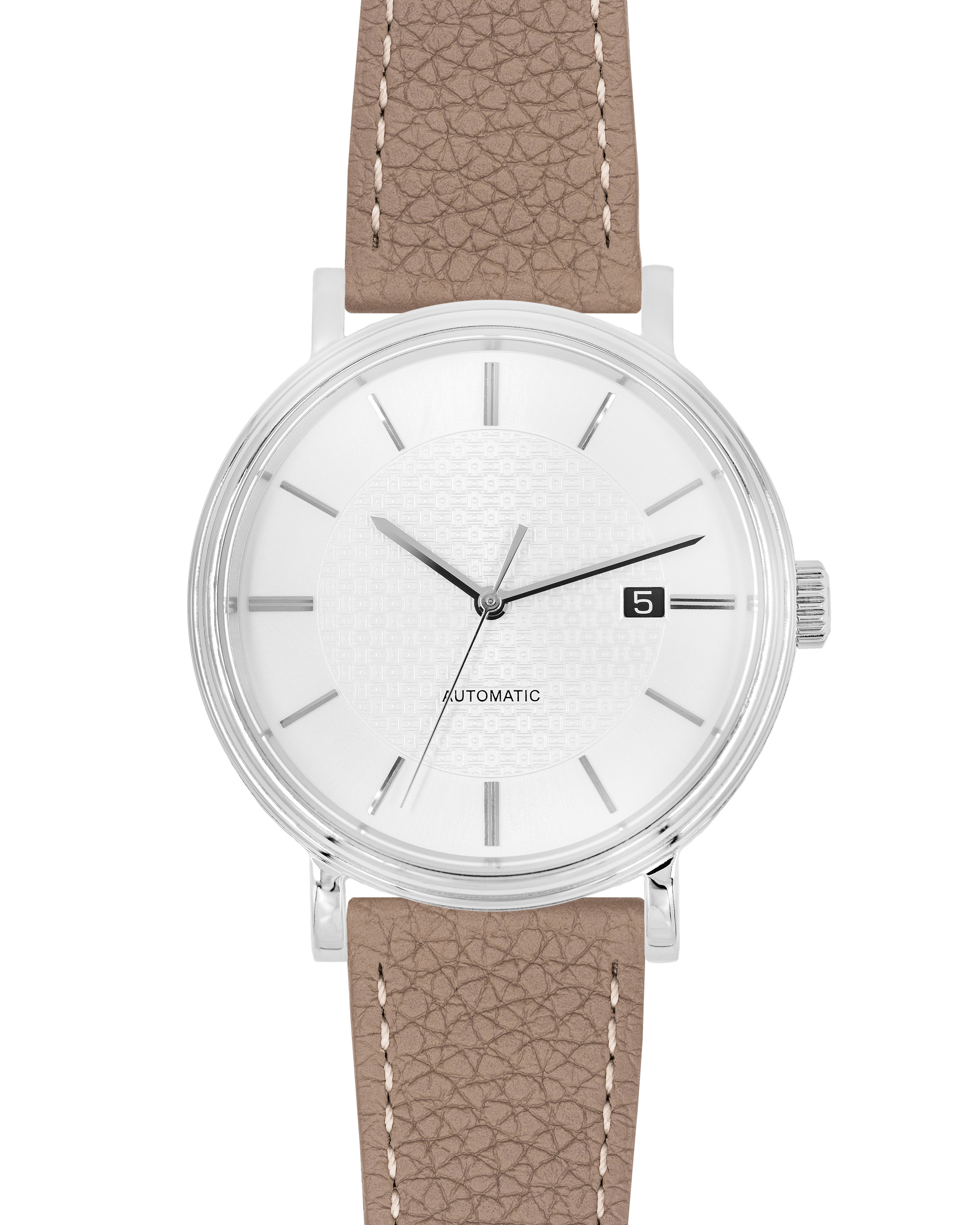 Eine silberne Uhr mit weißem Zifferblatt, schwarzen Zeigern und braunem Lederarmband auf weißem Hintergrund.