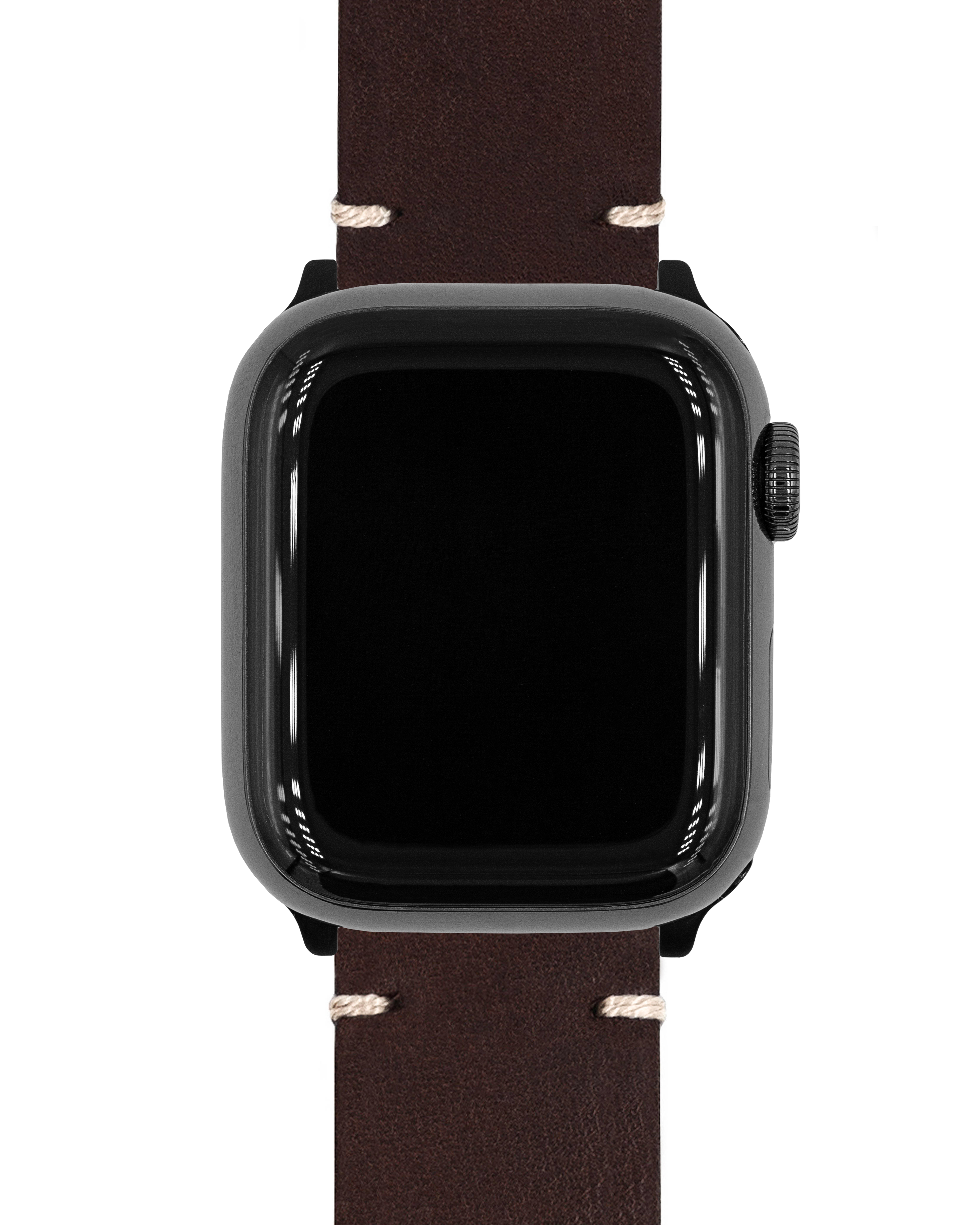 Eine schwarze Apple Watch mit braunem Lederarmband, vor weißem Hintergrund. Das Band hat beige Nähte.