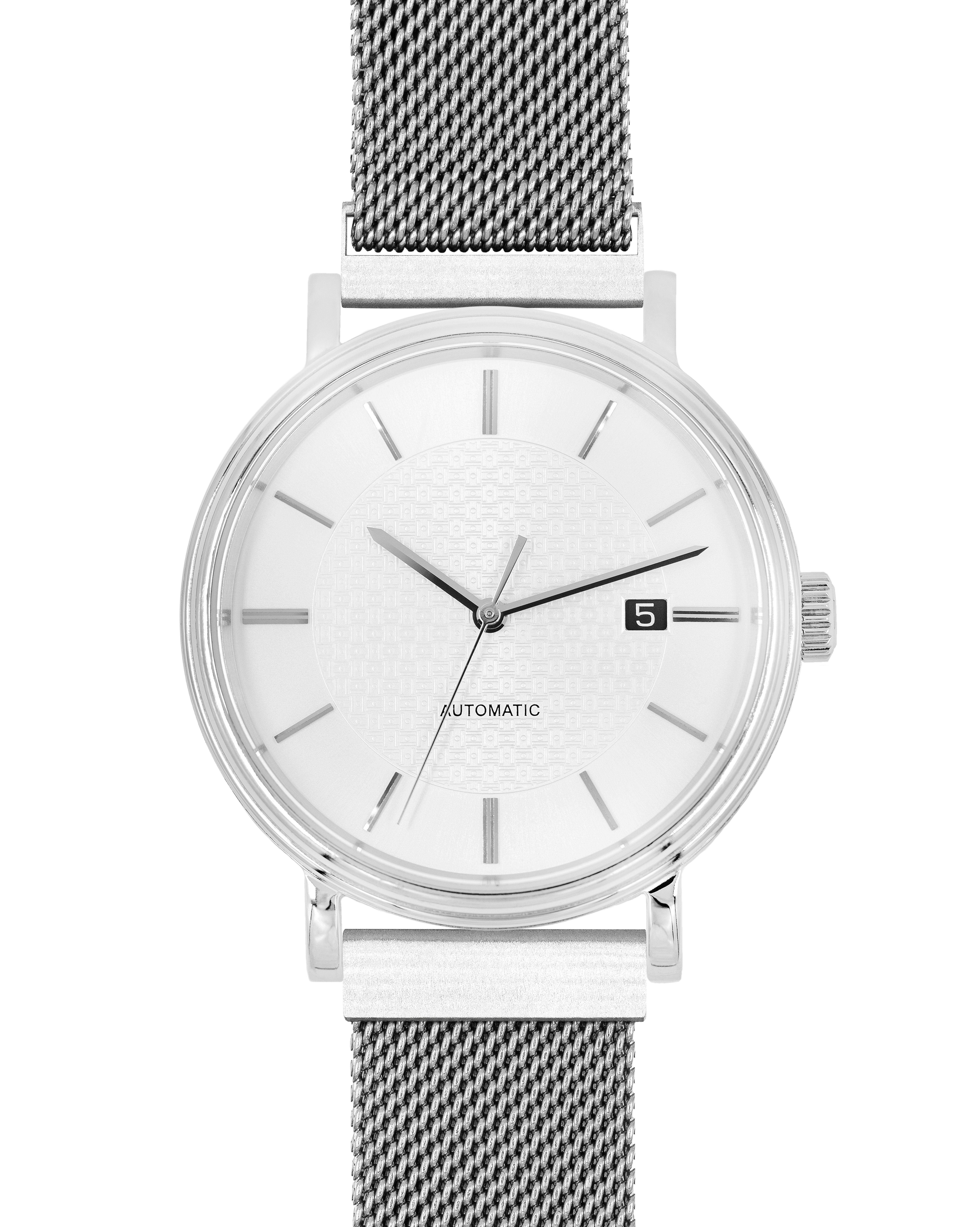 Eine silberne Armbanduhr mit weißem Zifferblatt, schwarzen Zeigern und Datumsfenster. Die Uhr hat ein Mesh-Armband.