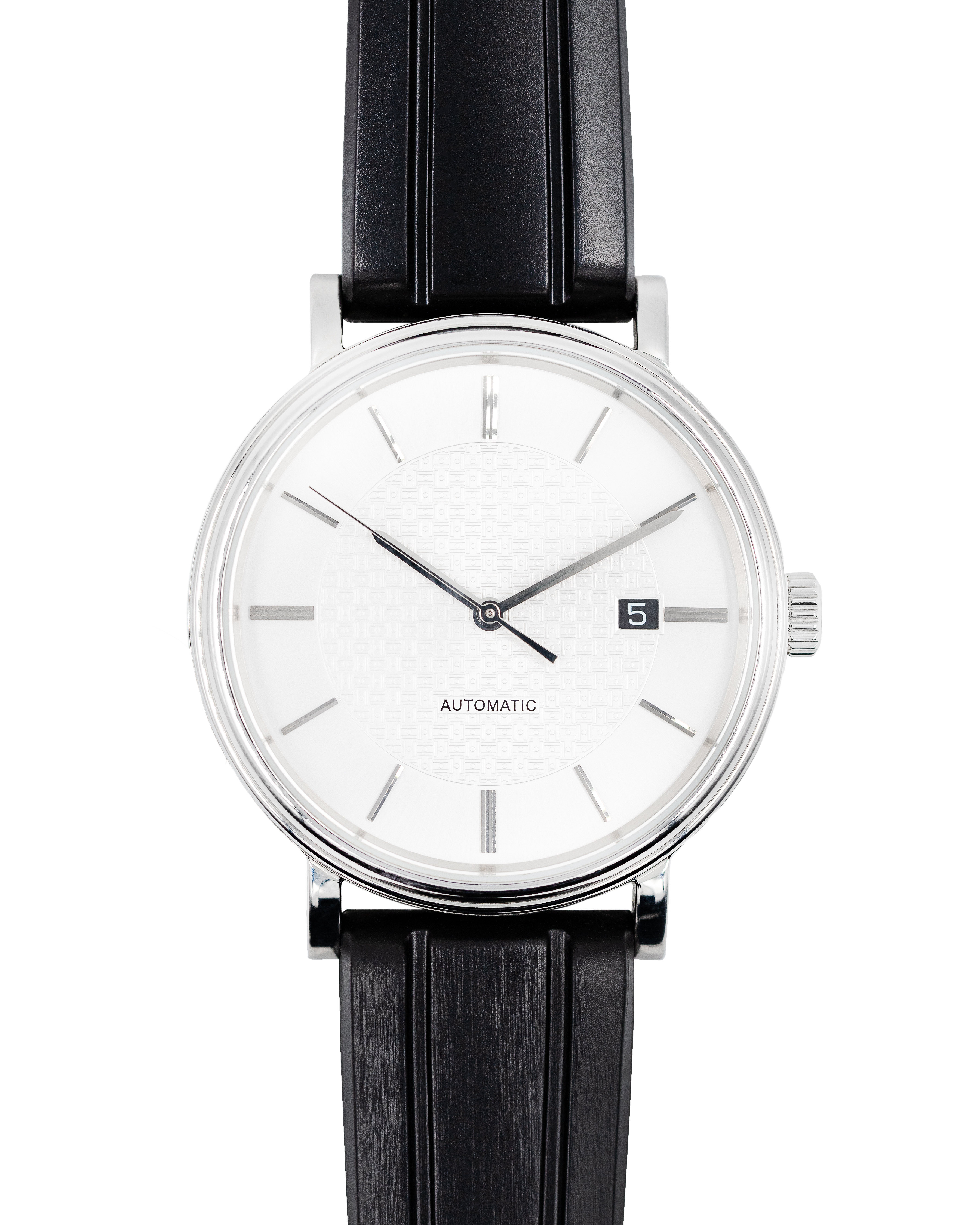 Eine silberne Armbanduhr mit weißem Zifferblatt, schwarzen Zeigern und Datumsanzeige. Schwarzes Lederarmband. Das Wort AUTOMATIC ist geschrieben.