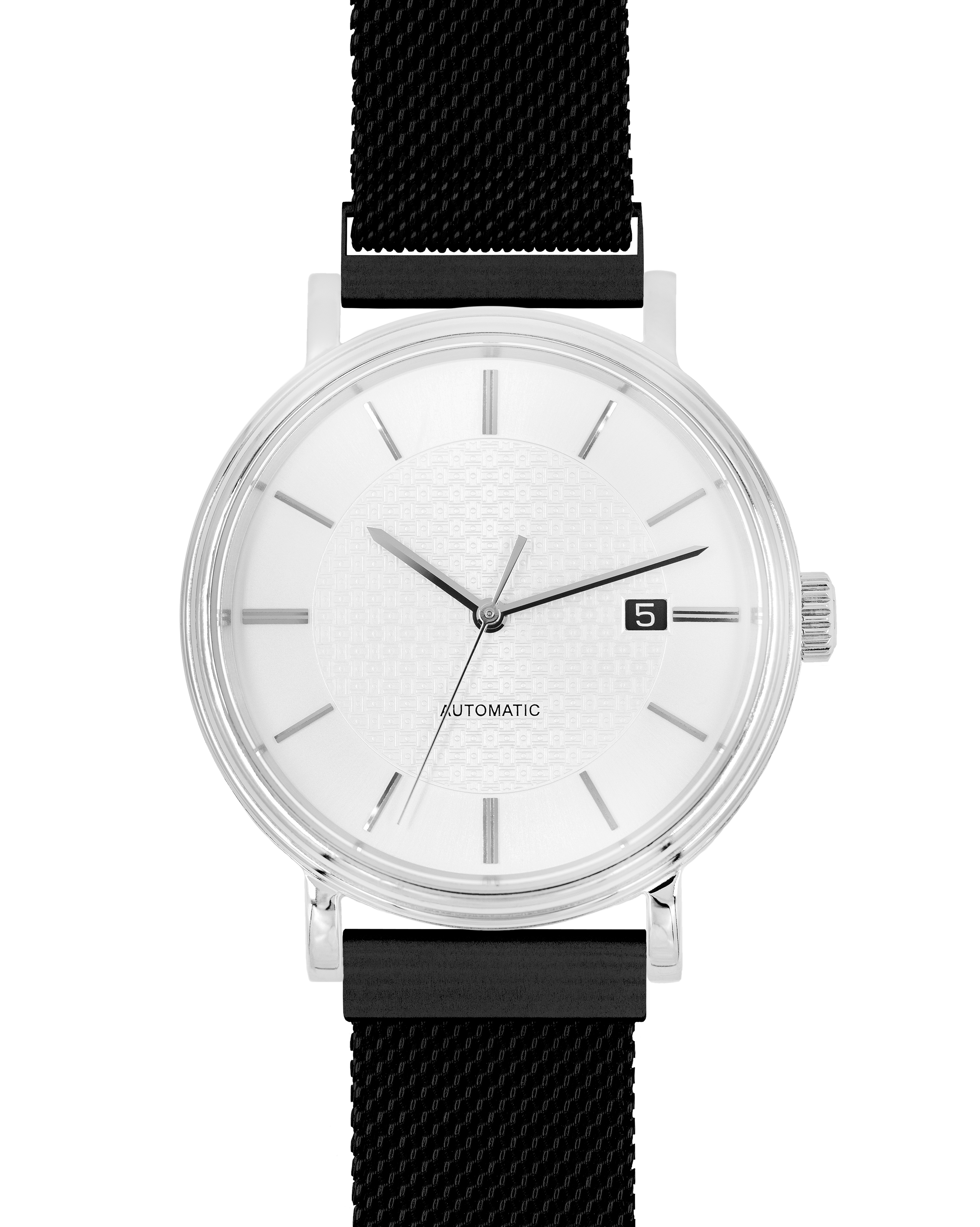 Eine silberne Armbanduhr mit weißem Zifferblatt, schwarzen Zeigern und einem schwarzen Mesh-Armband. Das Datum ist 5.