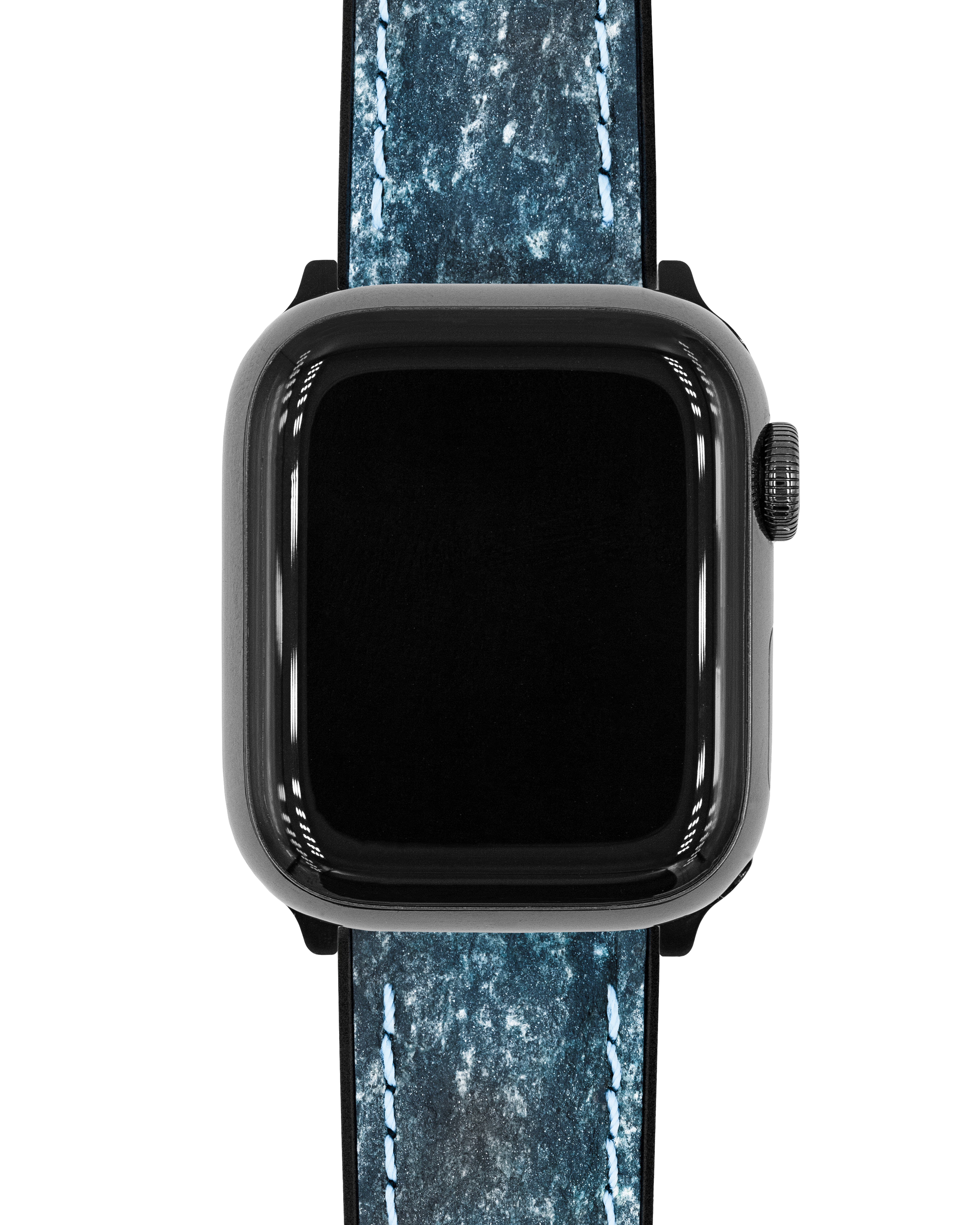 Eine schwarze Smartwatch mit blau strukturiertem Armband ist zentriert. Das Zifferblatt ist schwarz. Weißer Hintergrund.