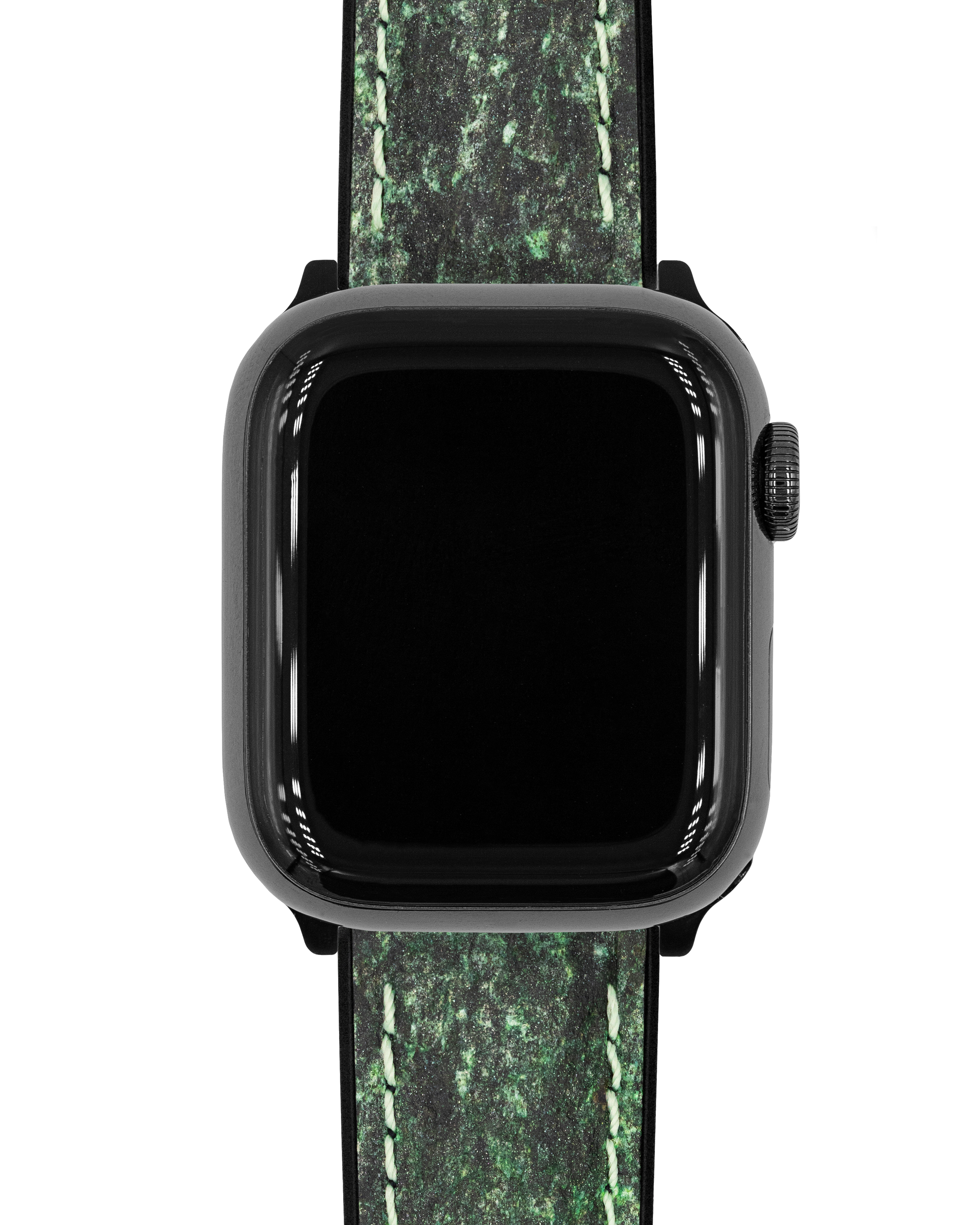 Eine schwarze Smartwatch mit einem grün gesprenkelten Band. Das Zifferblatt ist schwarz. Der Hintergrund ist weiß.